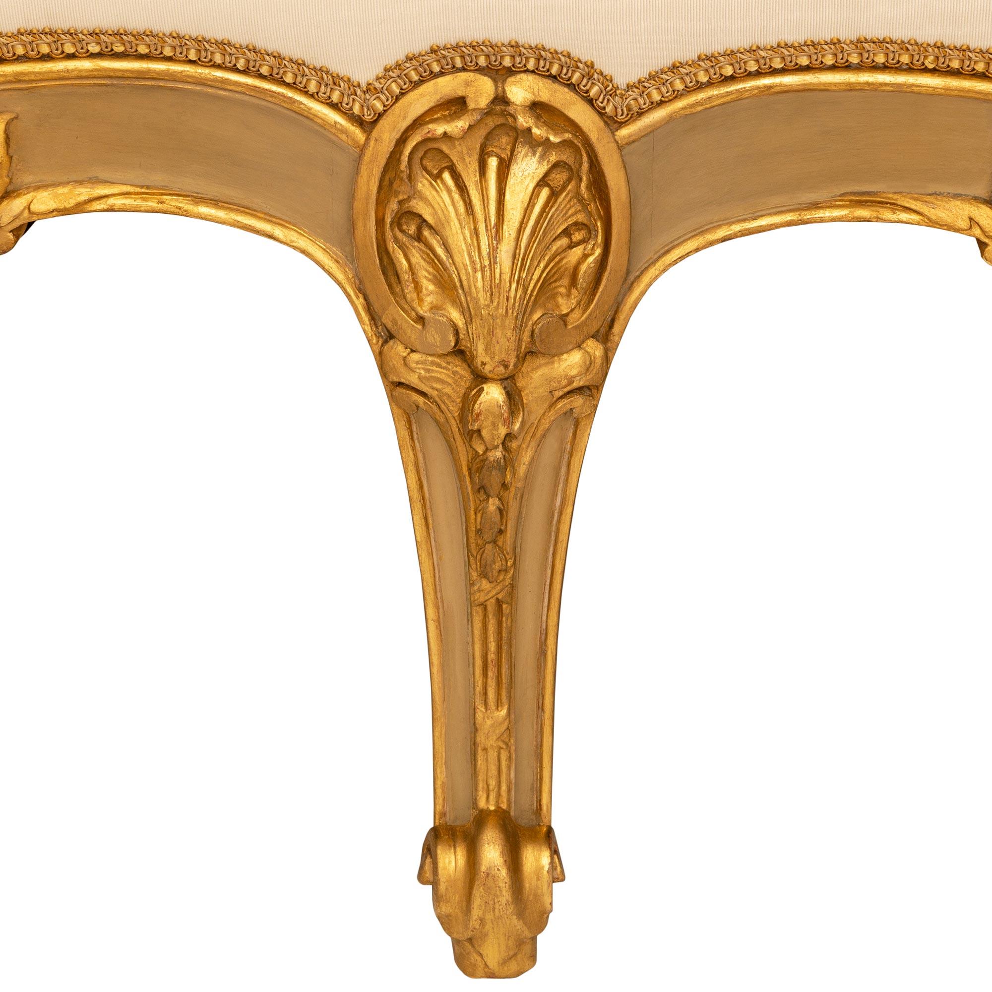 Banc français du 19ème siècle en bois patiné et doré de style Louis XV en vente 1