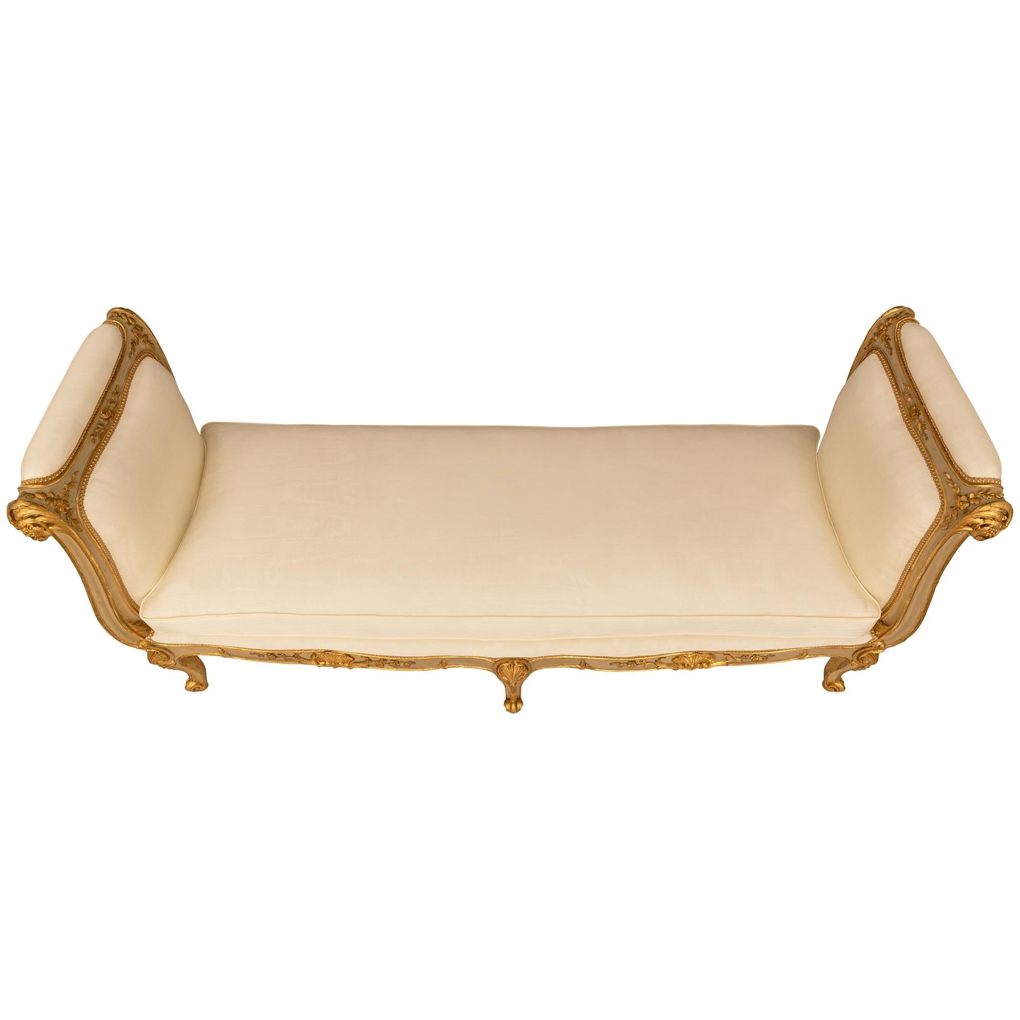 Banc français du 19ème siècle en bois patiné et doré de style Louis XV en vente 2