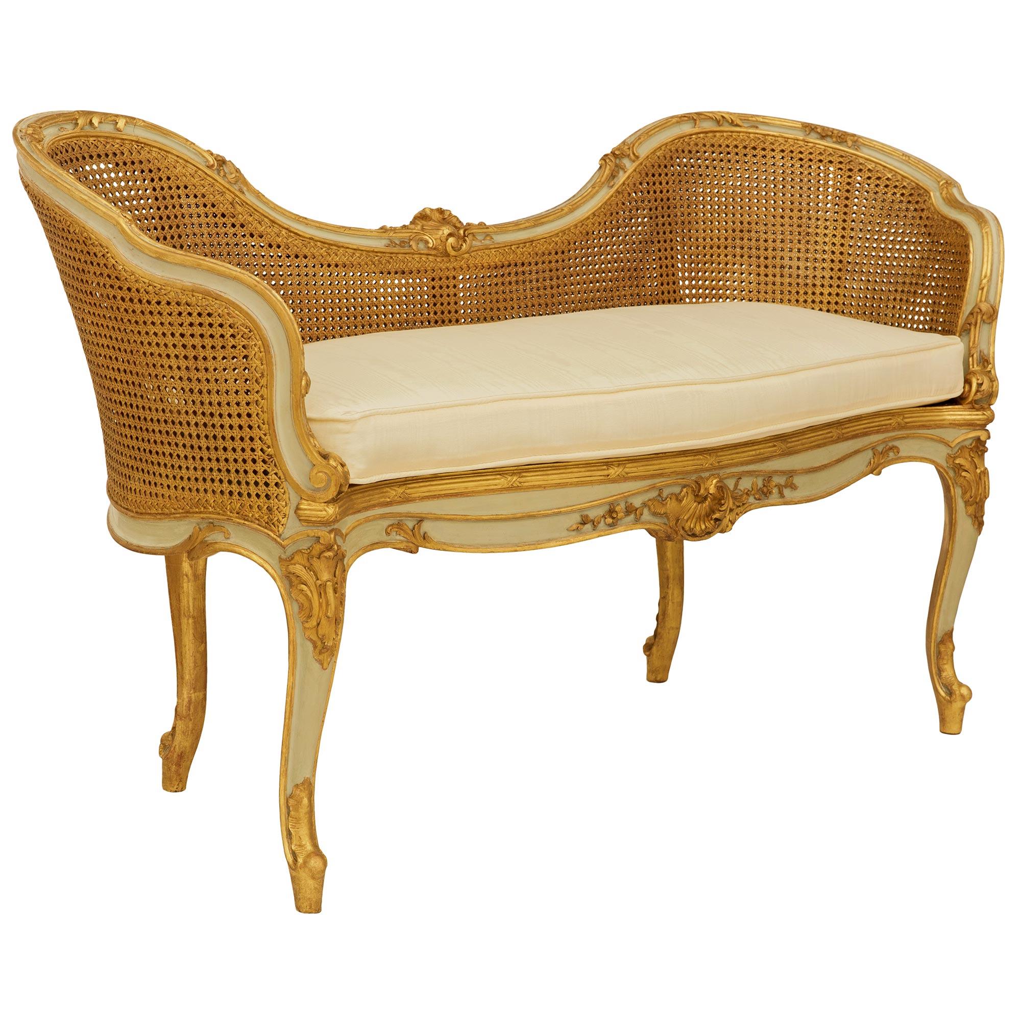 Français Banquette/canapé en bois doré et patiné Louis XV du XIXe siècle en vente
