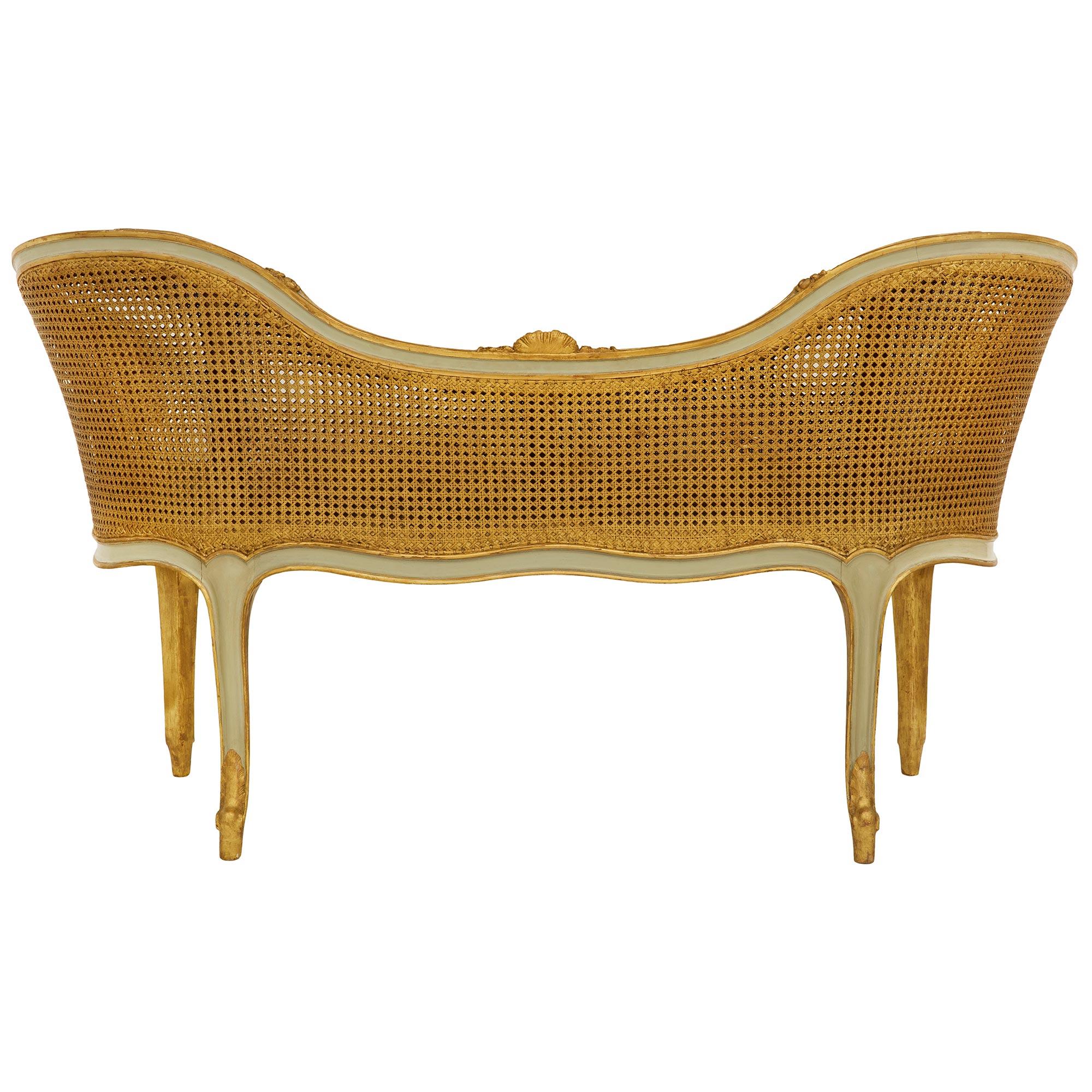Canne Banquette/canapé en bois doré et patiné Louis XV du XIXe siècle en vente