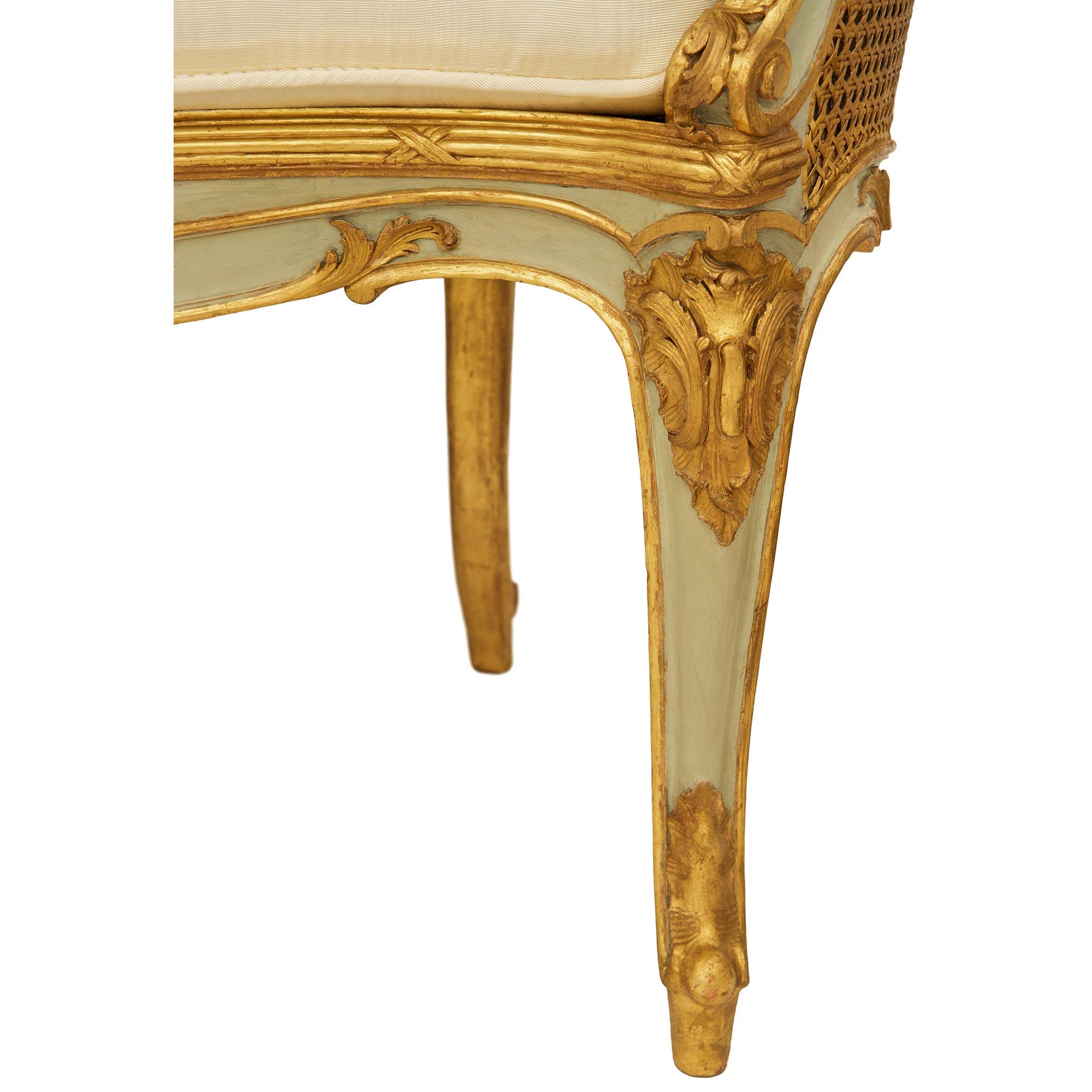 Banquette/canapé en bois doré et patiné Louis XV du XIXe siècle en vente 4