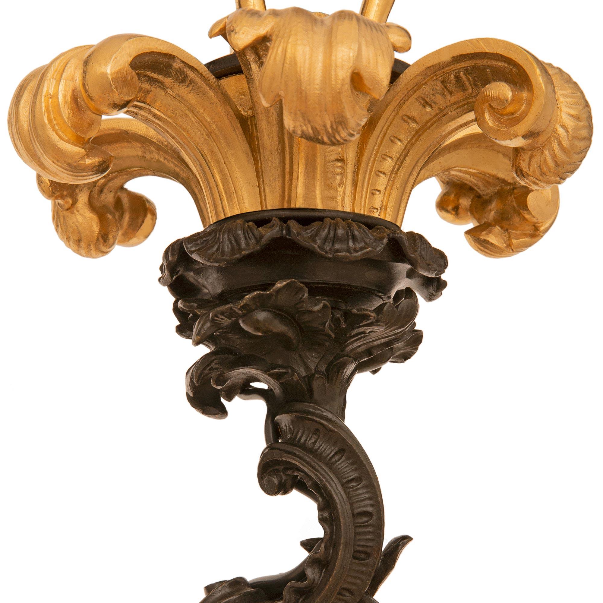 Français Lustre en bronze patiné et bronze doré de style Louis XV du 19ème siècle. en vente