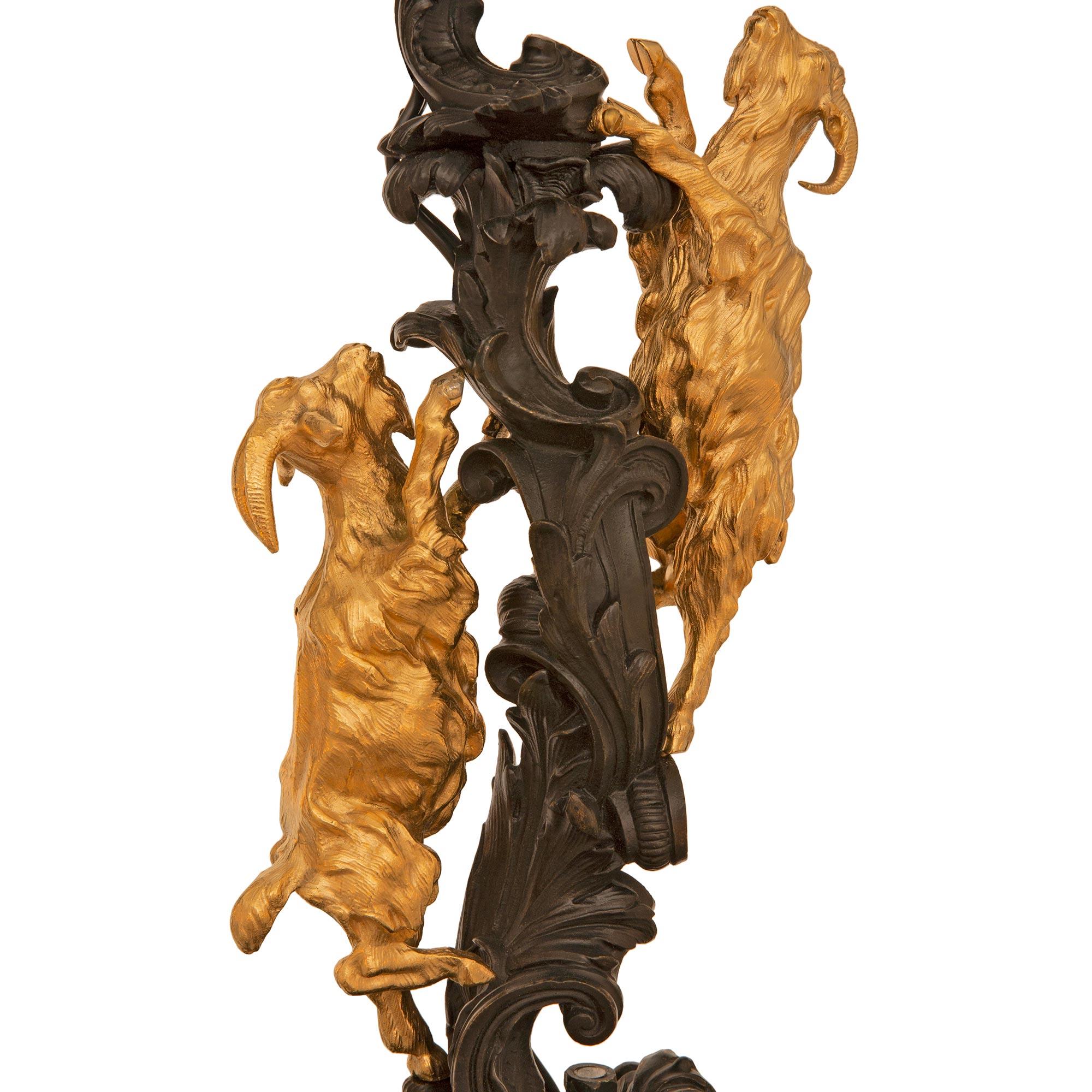 Lustre en bronze patiné et bronze doré de style Louis XV du 19ème siècle. Bon état - En vente à West Palm Beach, FL
