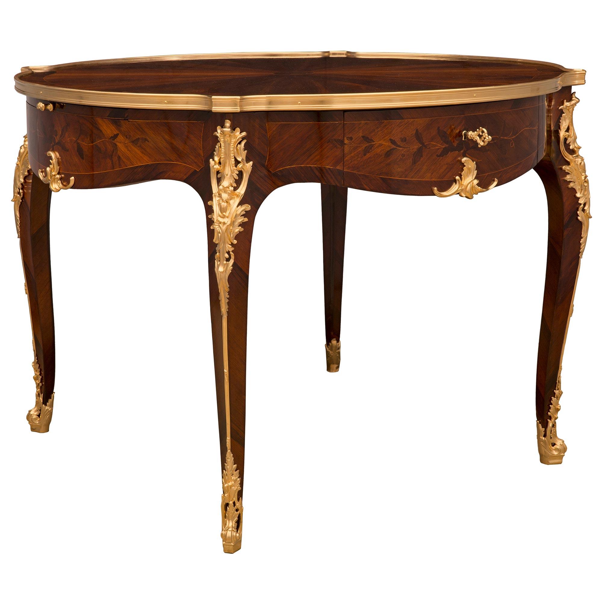 Table d'appoint française du 19ème siècle de style Louis XV en bois de rose et bronze doré Bon état - En vente à West Palm Beach, FL