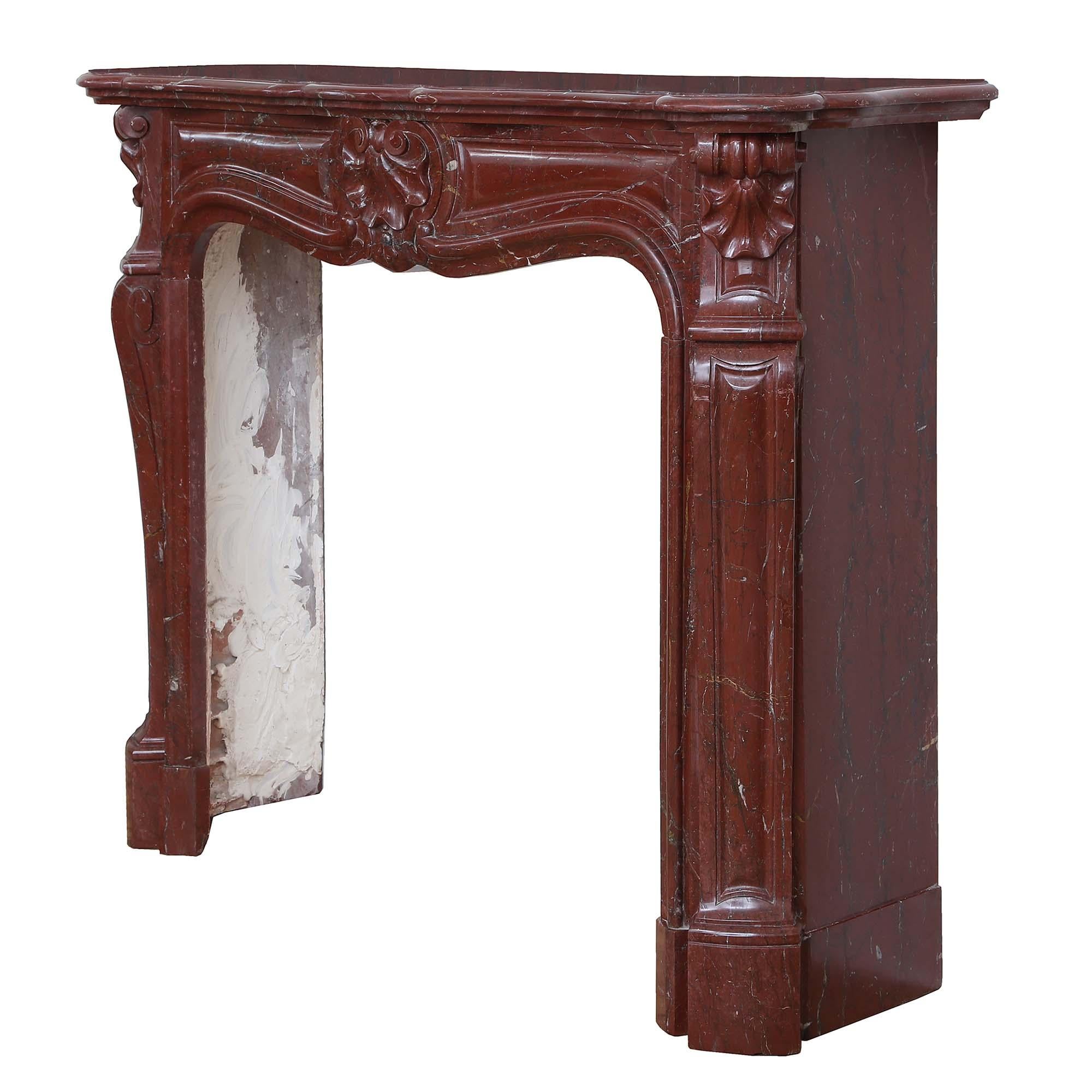 Francese Mantello in marmo Luigi XV St. Rouge Griotte francese del XIX secolo in vendita