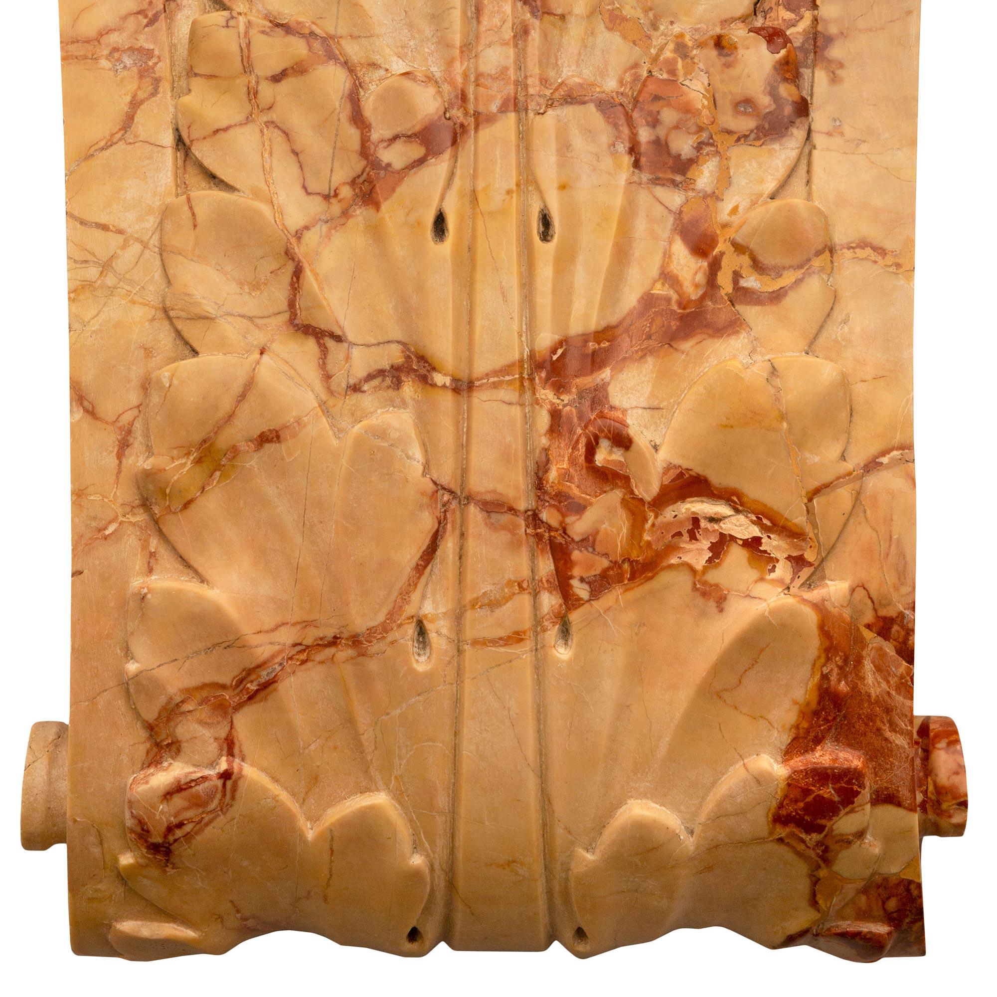 Consola francesa de mármol Luis XV st. Sarrancolin del siglo XIX en venta 2
