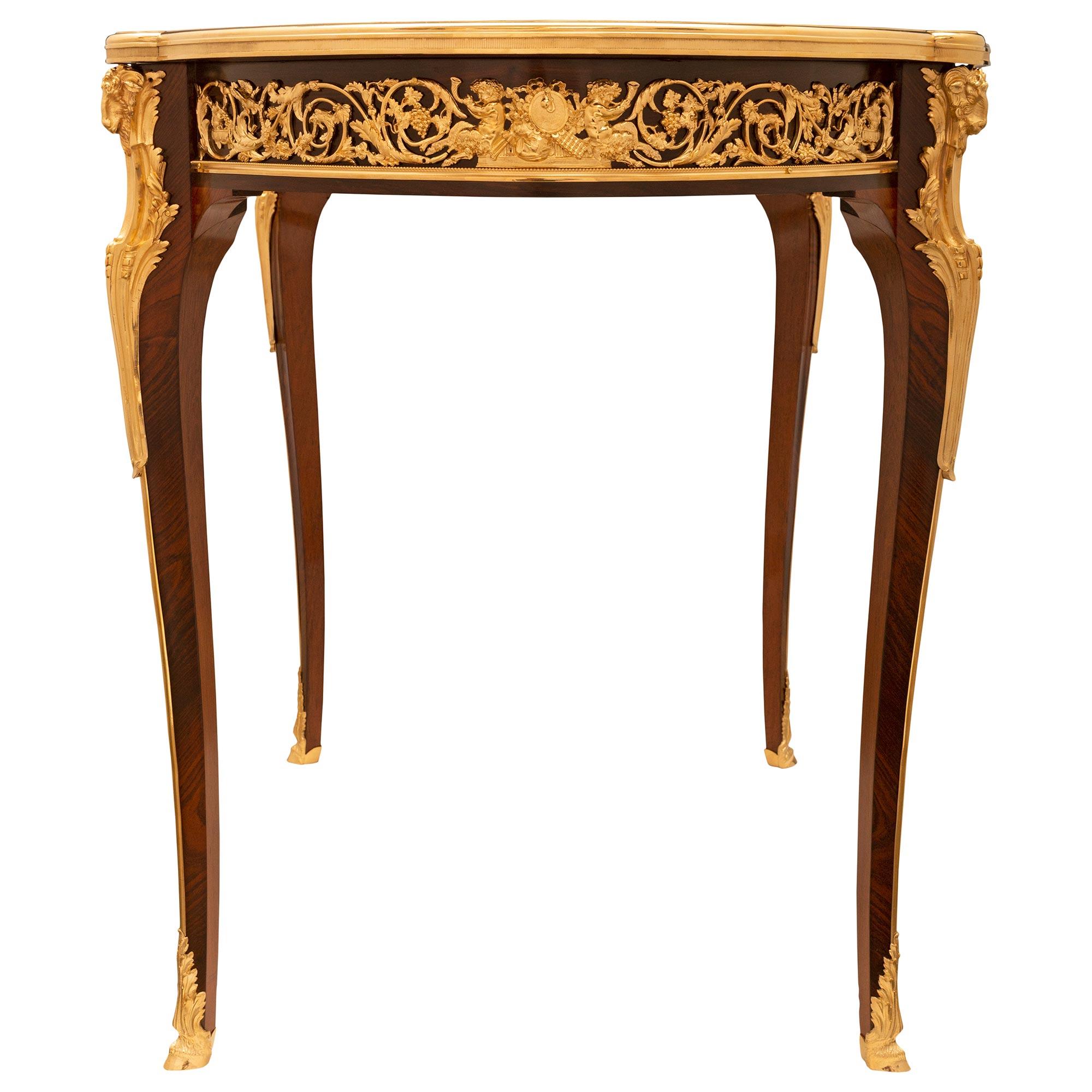 XIXe siècle Table d'appoint française du 19ème siècle de style Louis XV signée par la Maison Krieger en vente