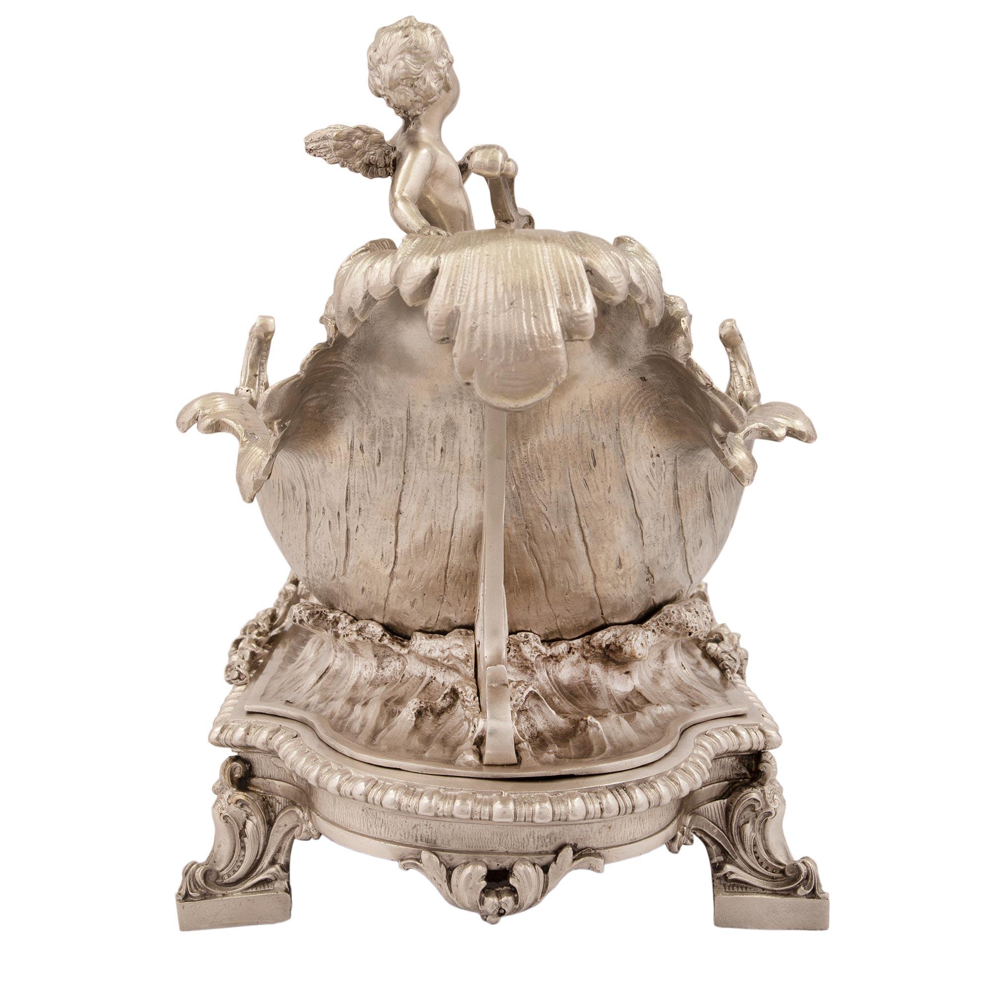 Argenté Centre de table français du 19ème siècle de style Louis XV en bronze argenté en vente