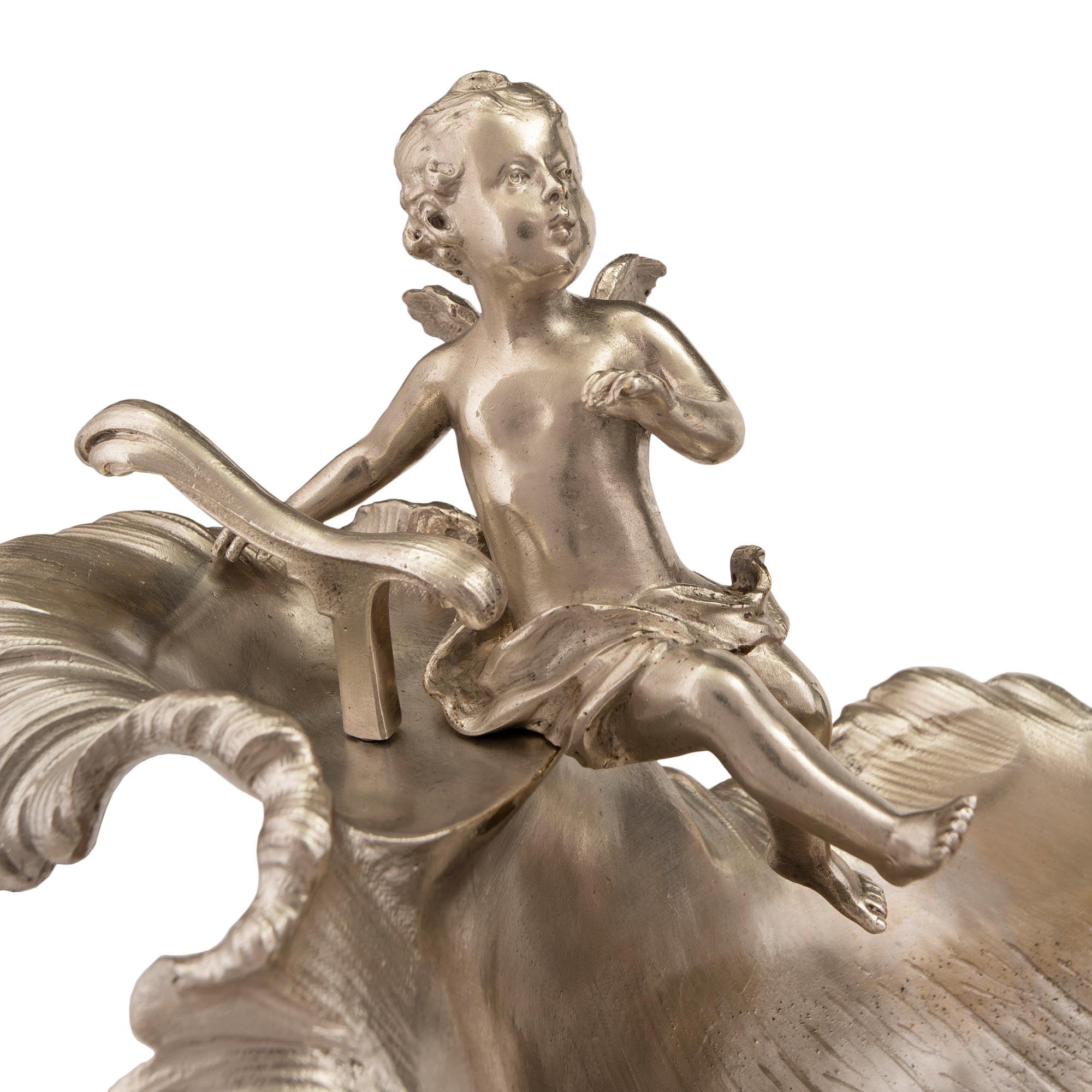 Bronze Centre de table français du 19ème siècle de style Louis XV en bronze argenté en vente
