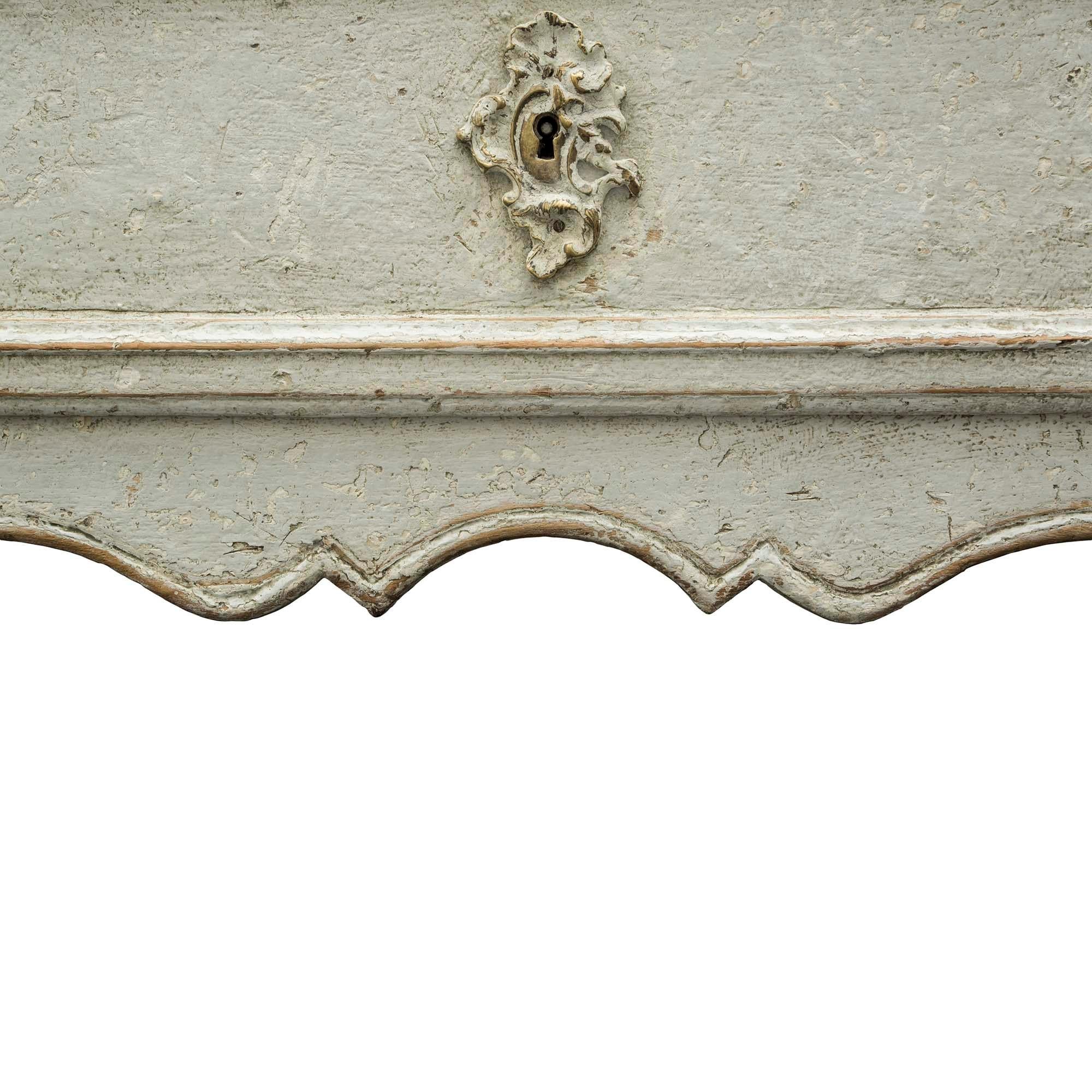 Patinierte Kommode mit drei Schubladen im Louis-XV-Stil des 19. Jahrhunderts im Angebot 1