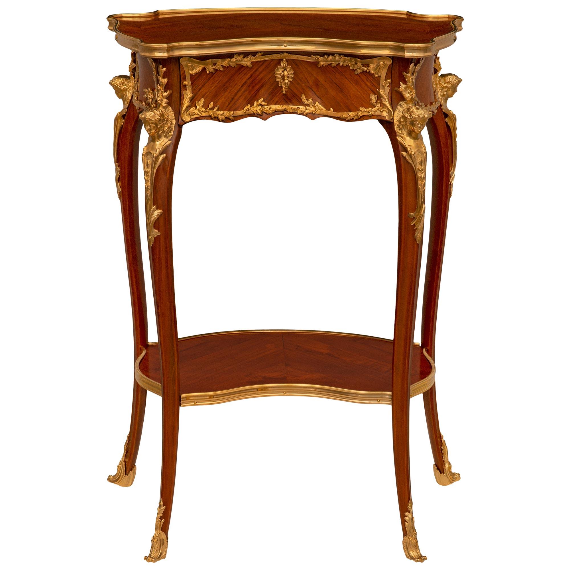 Table d'appoint Louis XV du 19ème siècle en bois de tulipier et bronze doré en vente 5