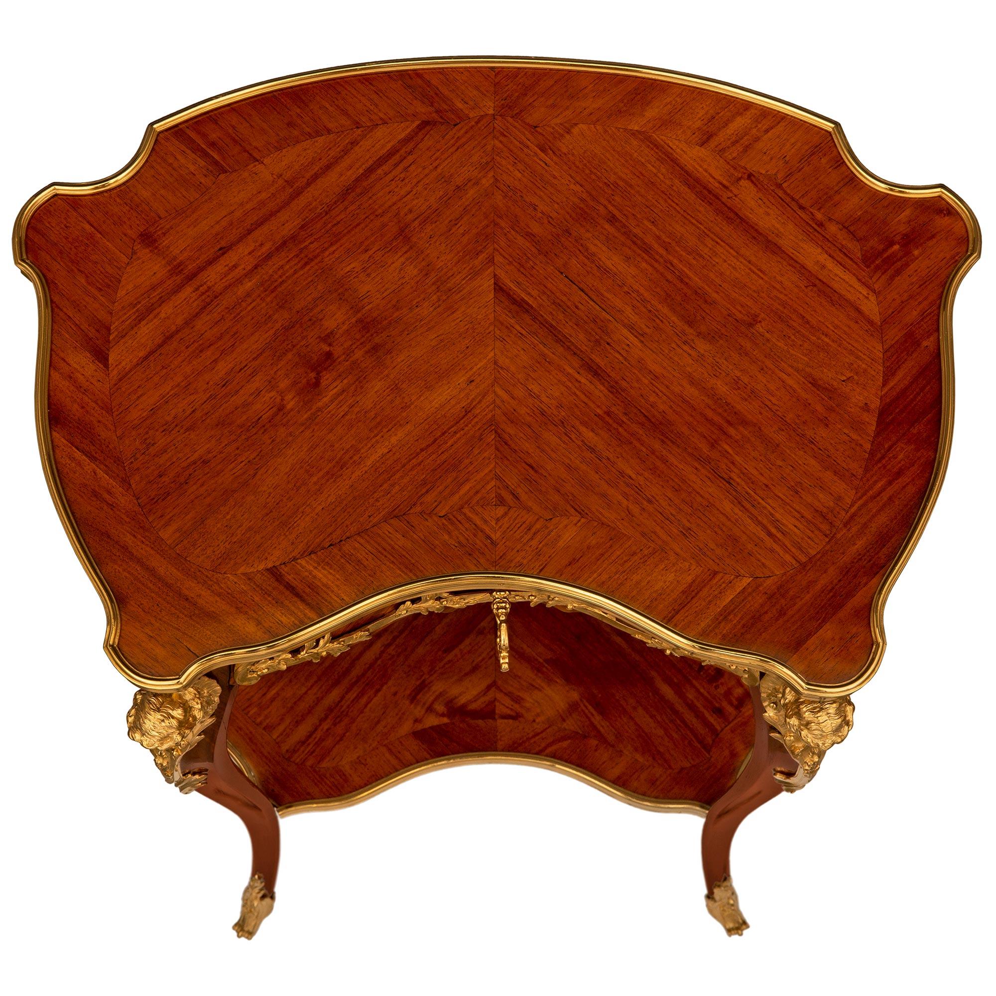 Ein wunderbar detaillierter und eleganter französischer Beistelltisch aus Tulpenholz und Ormolu aus dem 19. Jahrhundert im Stil Louis XV, der Francois Linke zugeschrieben wird. Dieser freistehende Tisch mit einer Schublade wird von schlanken