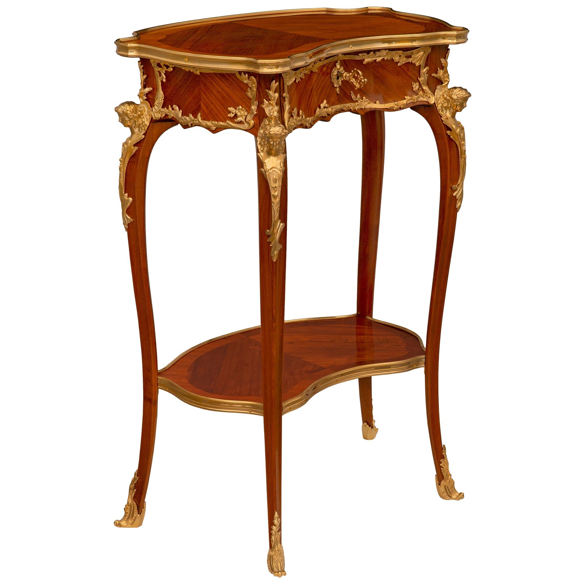 Français Table d'appoint Louis XV du 19ème siècle en bois de tulipier et bronze doré en vente