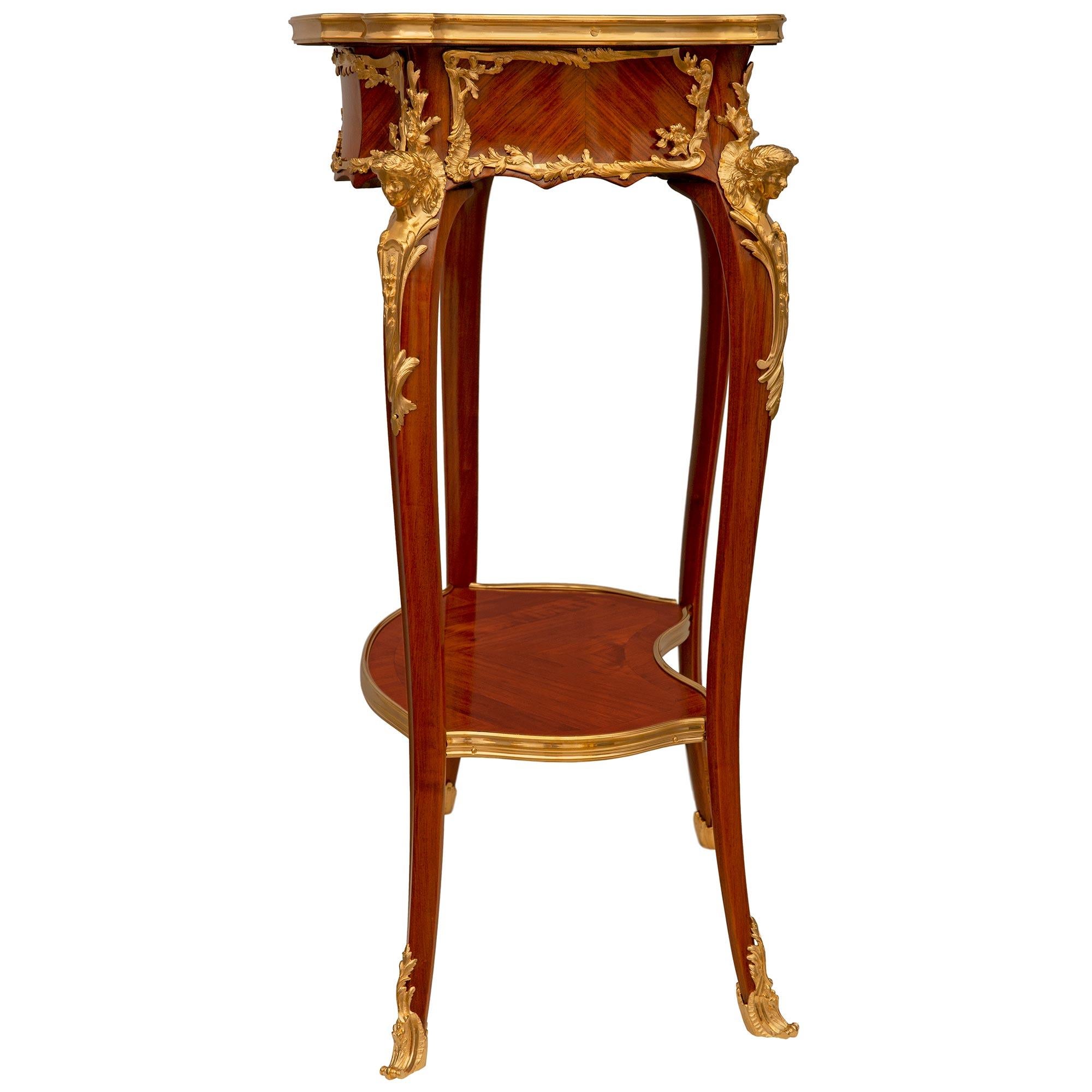 XIXe siècle Table d'appoint Louis XV du 19ème siècle en bois de tulipier et bronze doré en vente