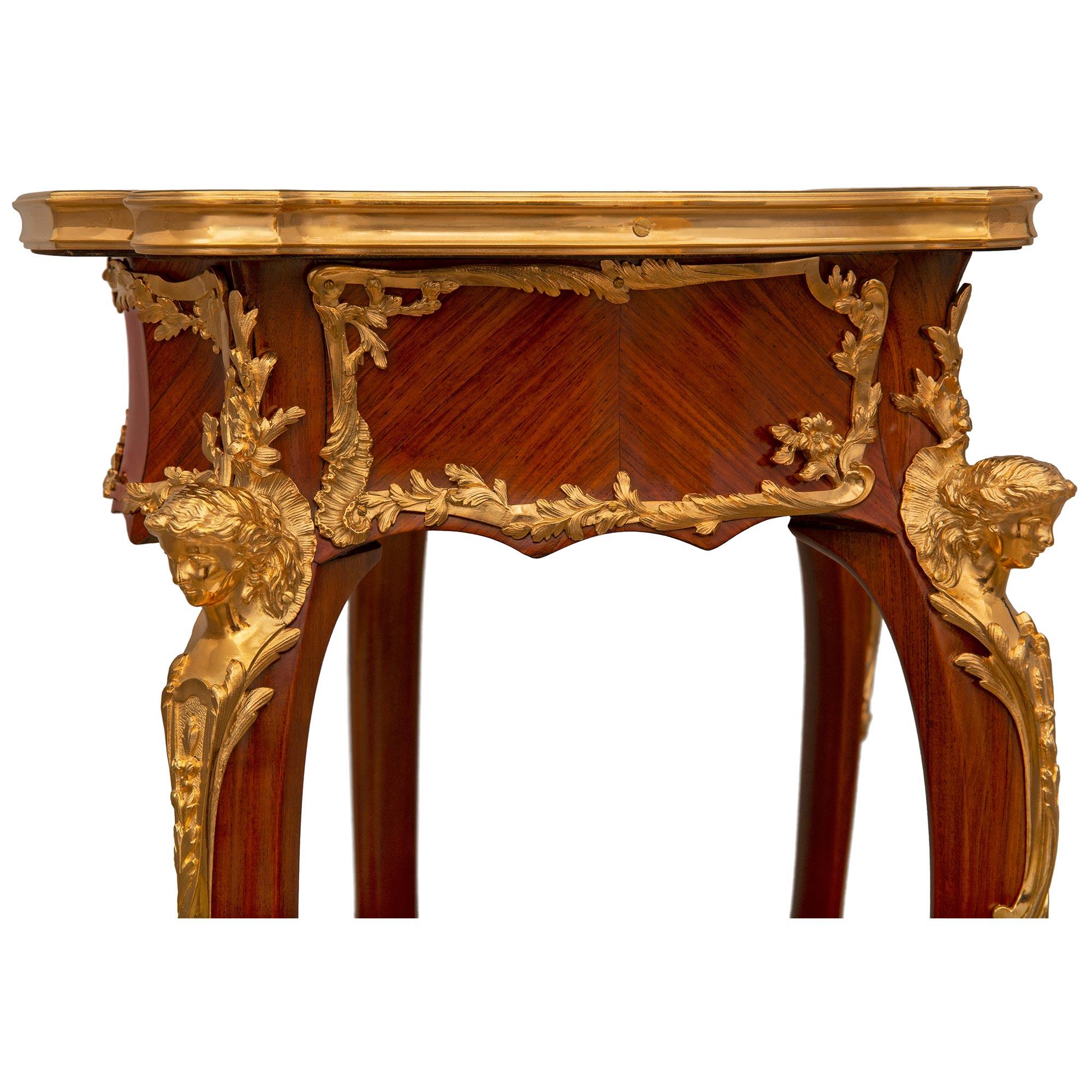 Table d'appoint Louis XV du 19ème siècle en bois de tulipier et bronze doré en vente 1