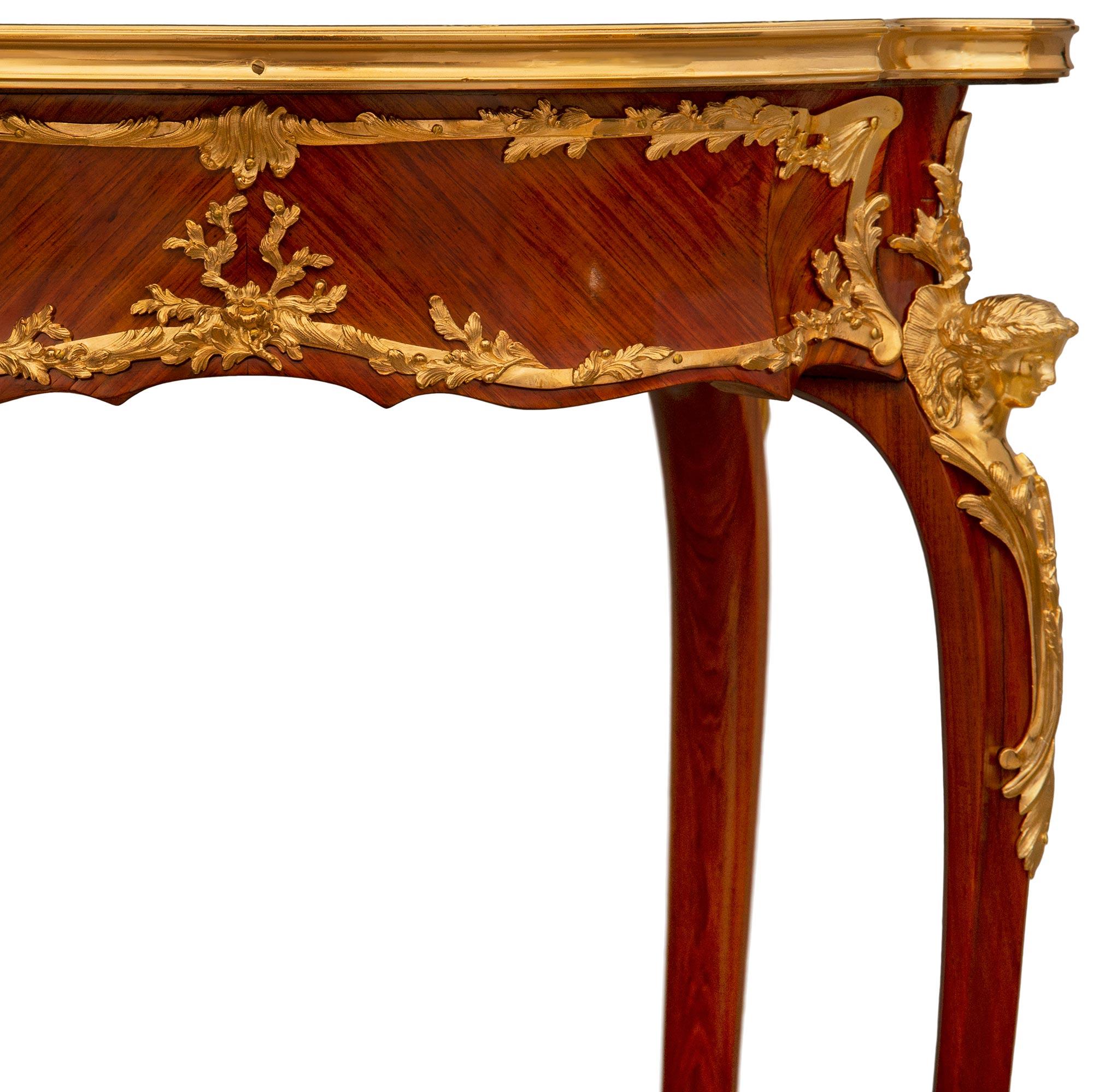 Table d'appoint Louis XV du 19ème siècle en bois de tulipier et bronze doré en vente 2