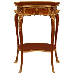 Table d'appoint Louis XV du 19ème siècle en bois de tulipier et bronze doré