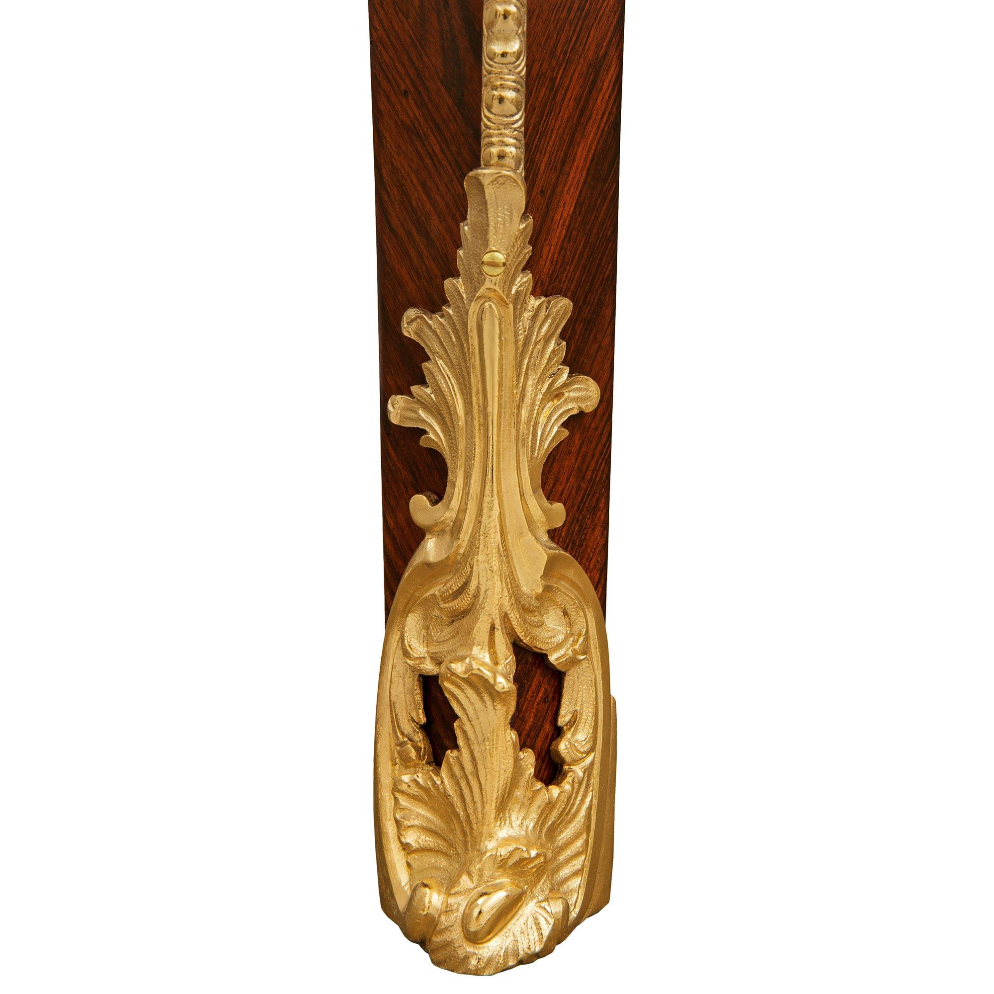 Scrivania francese del XIX secolo in legno di tulipano, legno di re e ormolu, stile Luigi XV in vendita 5