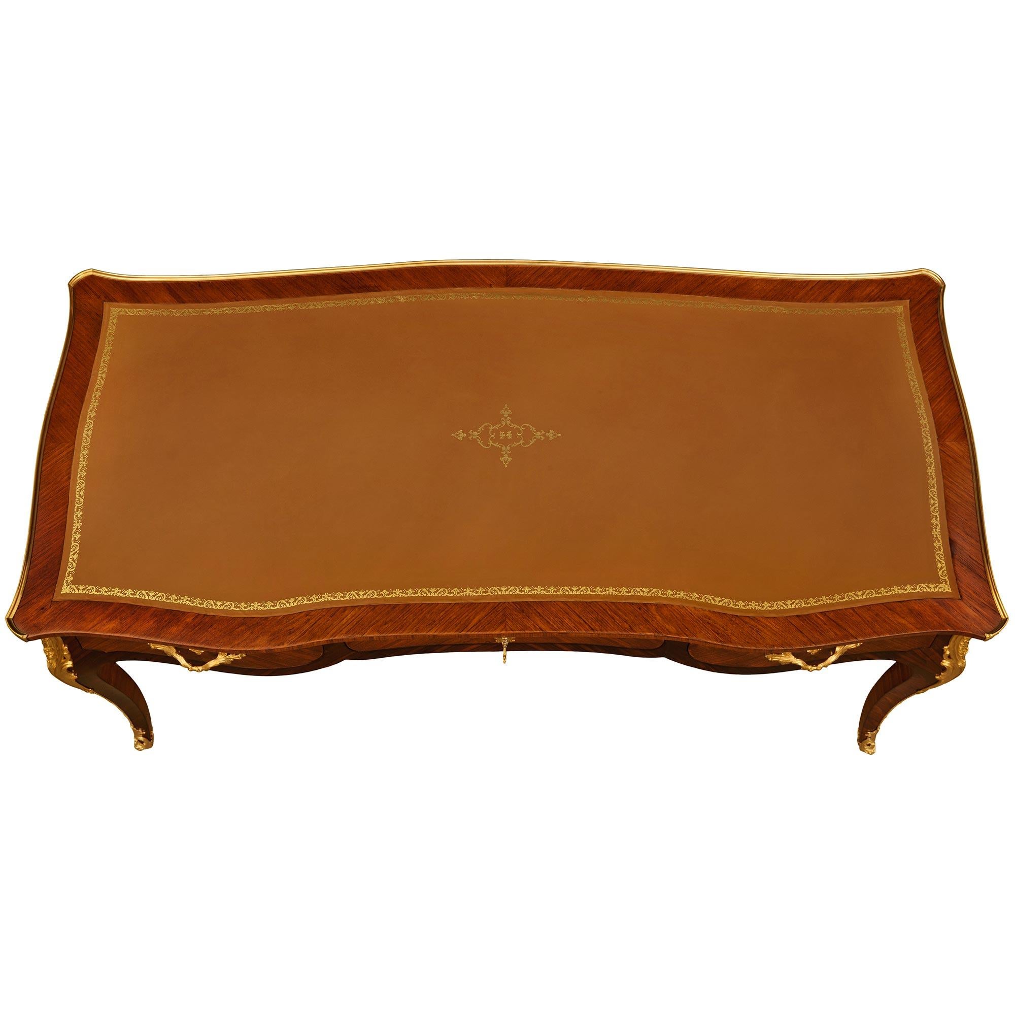 Scrivania francese del XIX secolo in legno di tulipano, legno di re e ormolu, stile Luigi XV in vendita 6