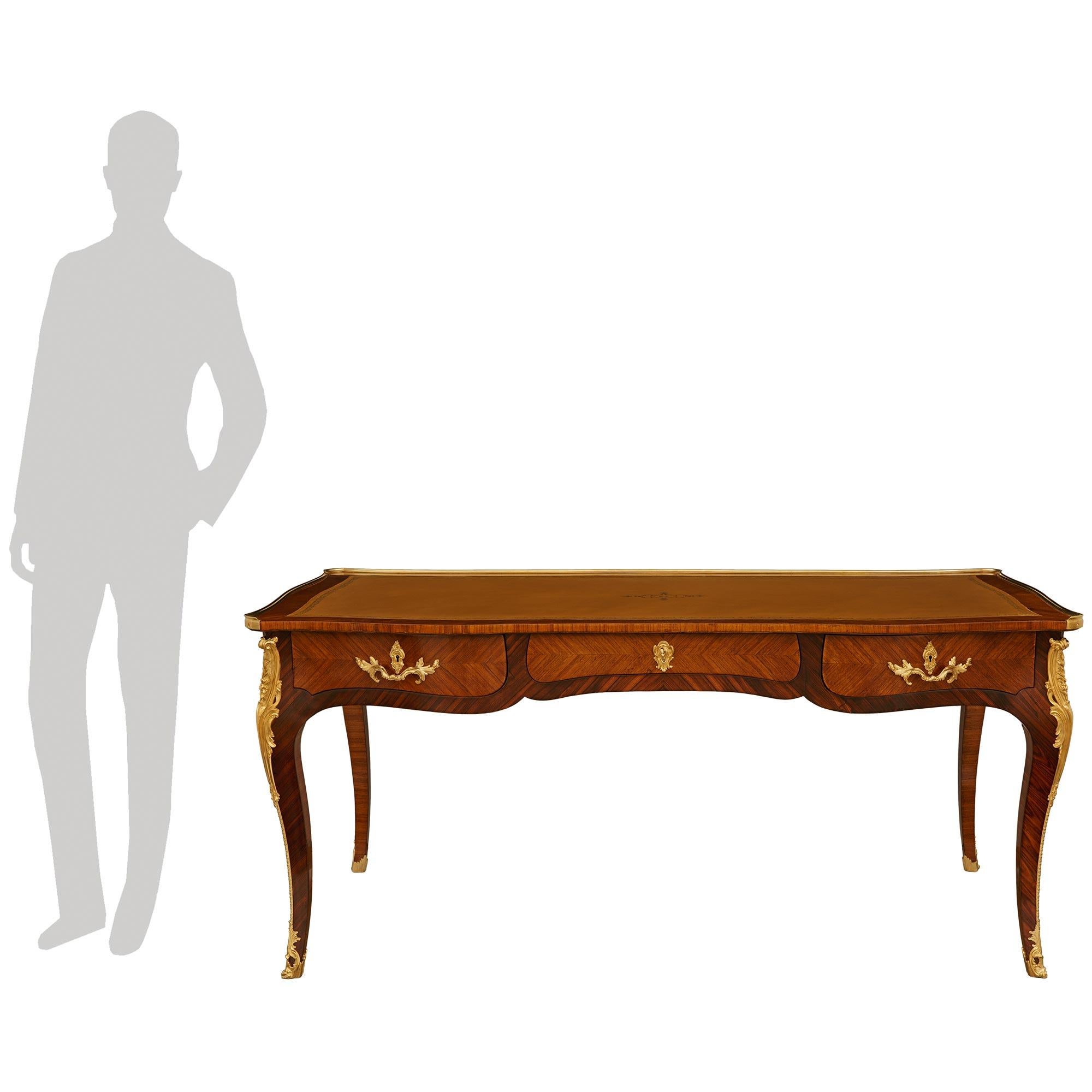 Un elegante e pregiato scrittoio francese della metà del XIX secolo in legno di tulipano, Kingwood e Ormolu. Questa bellissima scrivania è sollevata da quattro gambe cabriole decorate da decorazioni in Ormolu con disegni di volute e foglie d'acanto.