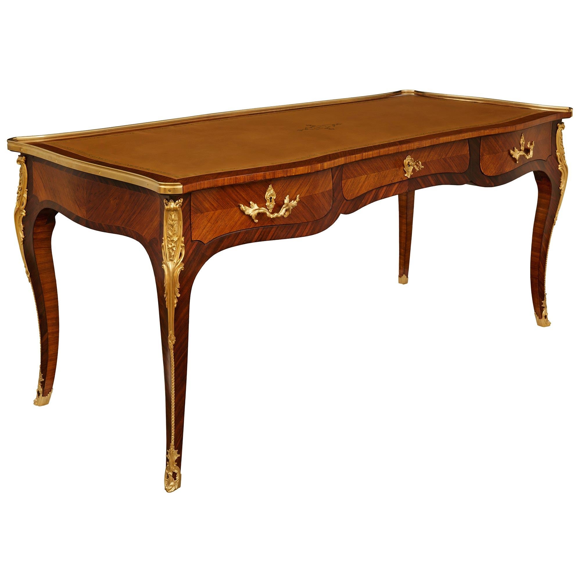 Francese Scrivania francese del XIX secolo in legno di tulipano, legno di re e ormolu, stile Luigi XV in vendita