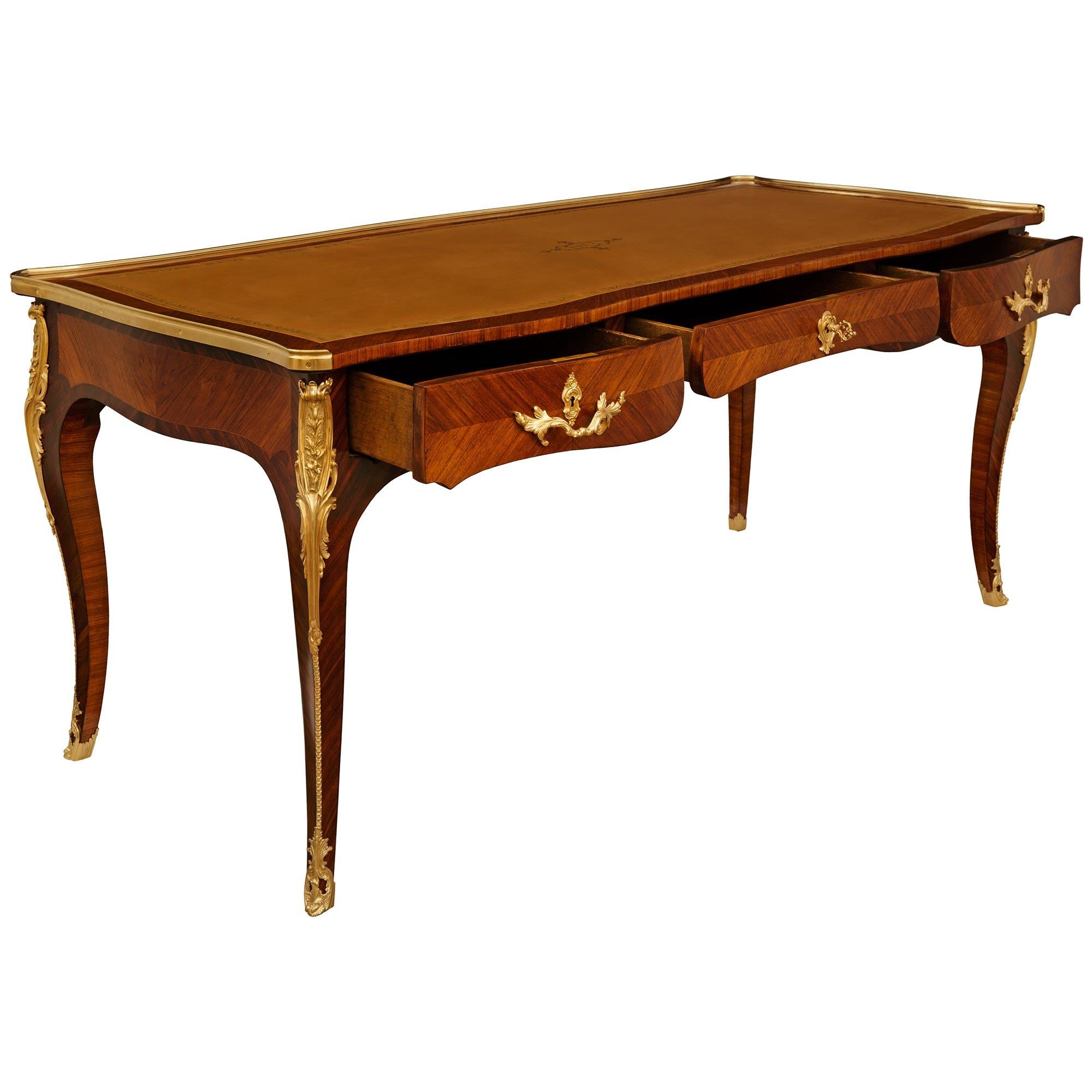 Scrivania francese del XIX secolo in legno di tulipano, legno di re e ormolu, stile Luigi XV In condizioni buone in vendita a West Palm Beach, FL