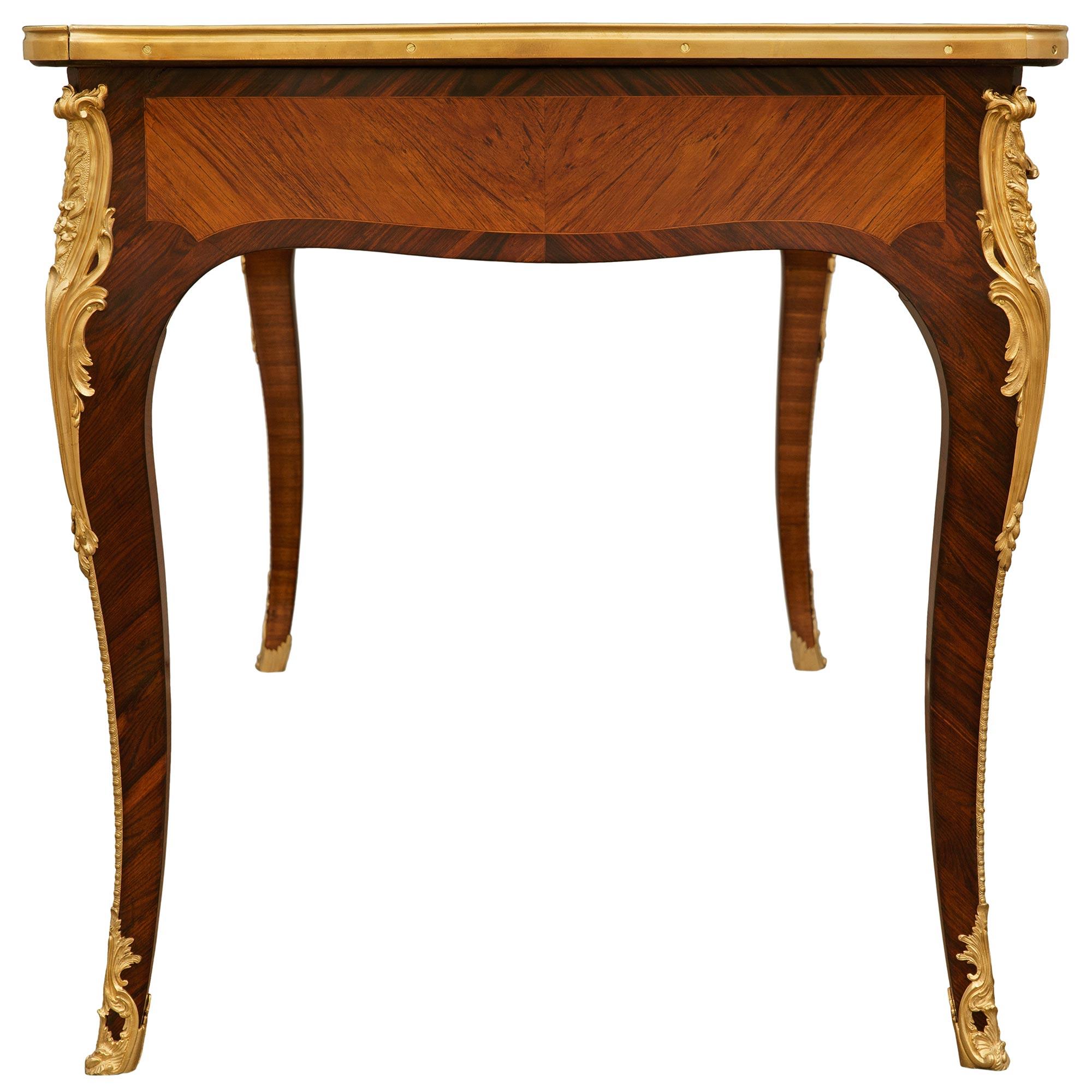 Similoro Scrivania francese del XIX secolo in legno di tulipano, legno di re e ormolu, stile Luigi XV in vendita