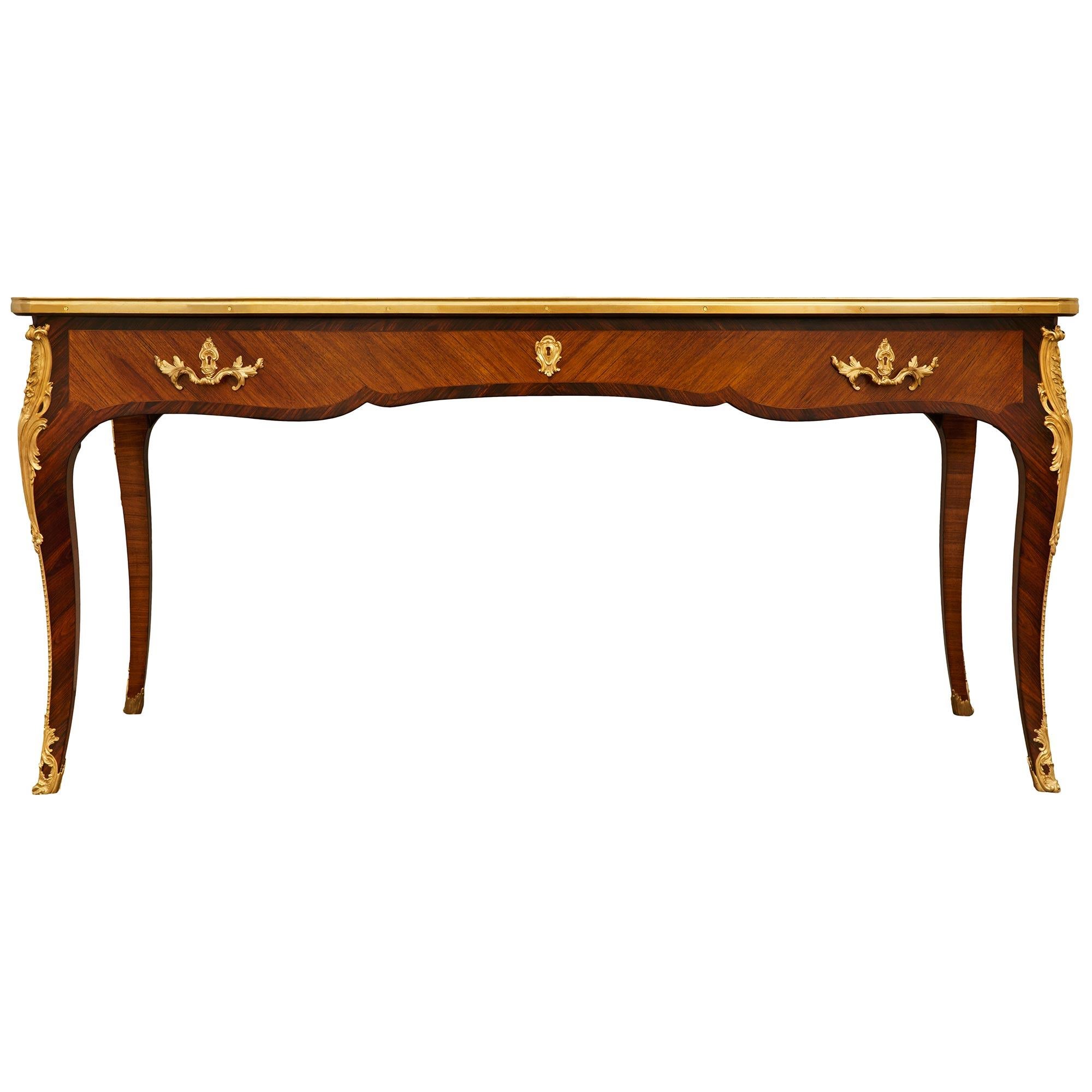 Scrivania francese del XIX secolo in legno di tulipano, legno di re e ormolu, stile Luigi XV in vendita 1