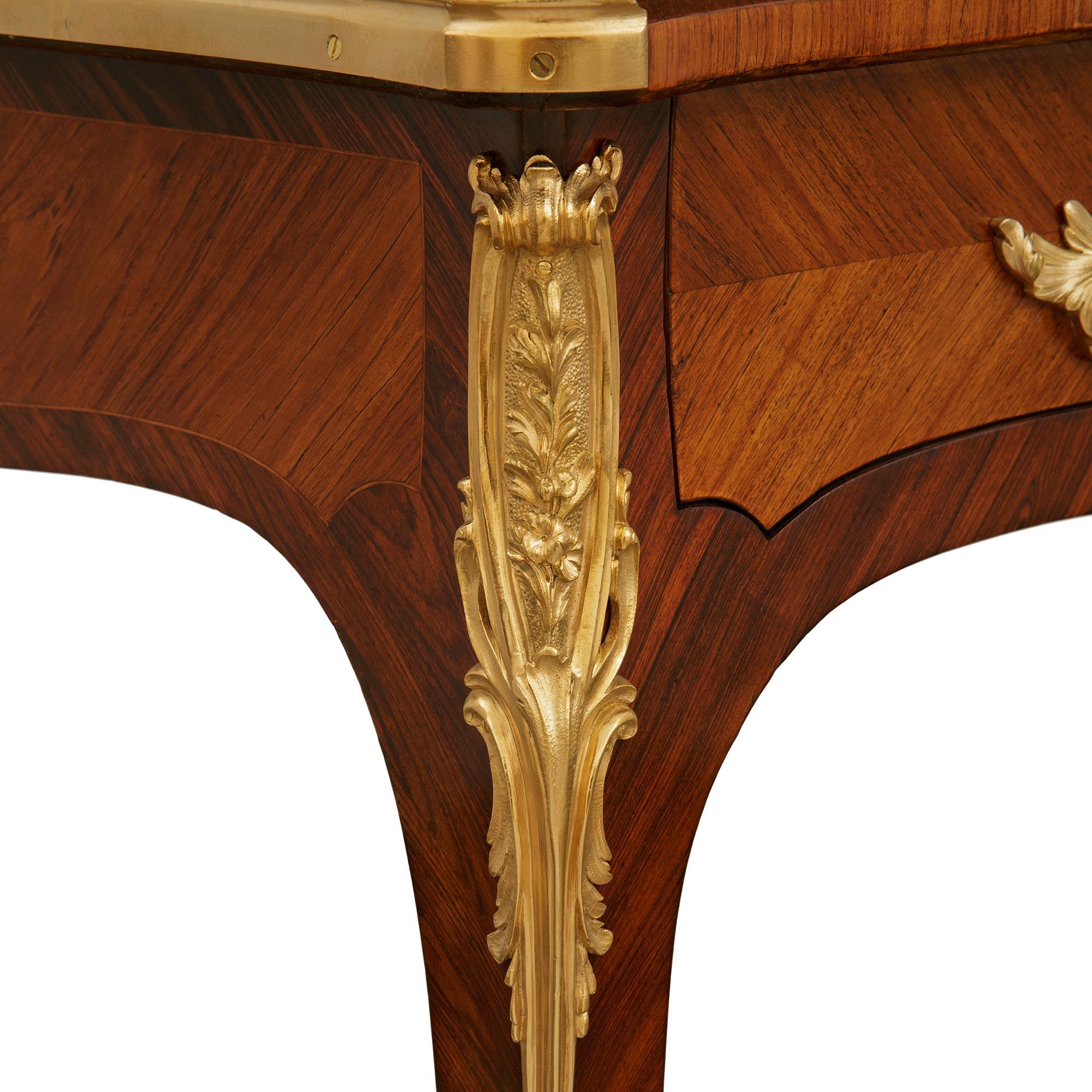 Scrivania francese del XIX secolo in legno di tulipano, legno di re e ormolu, stile Luigi XV in vendita 2