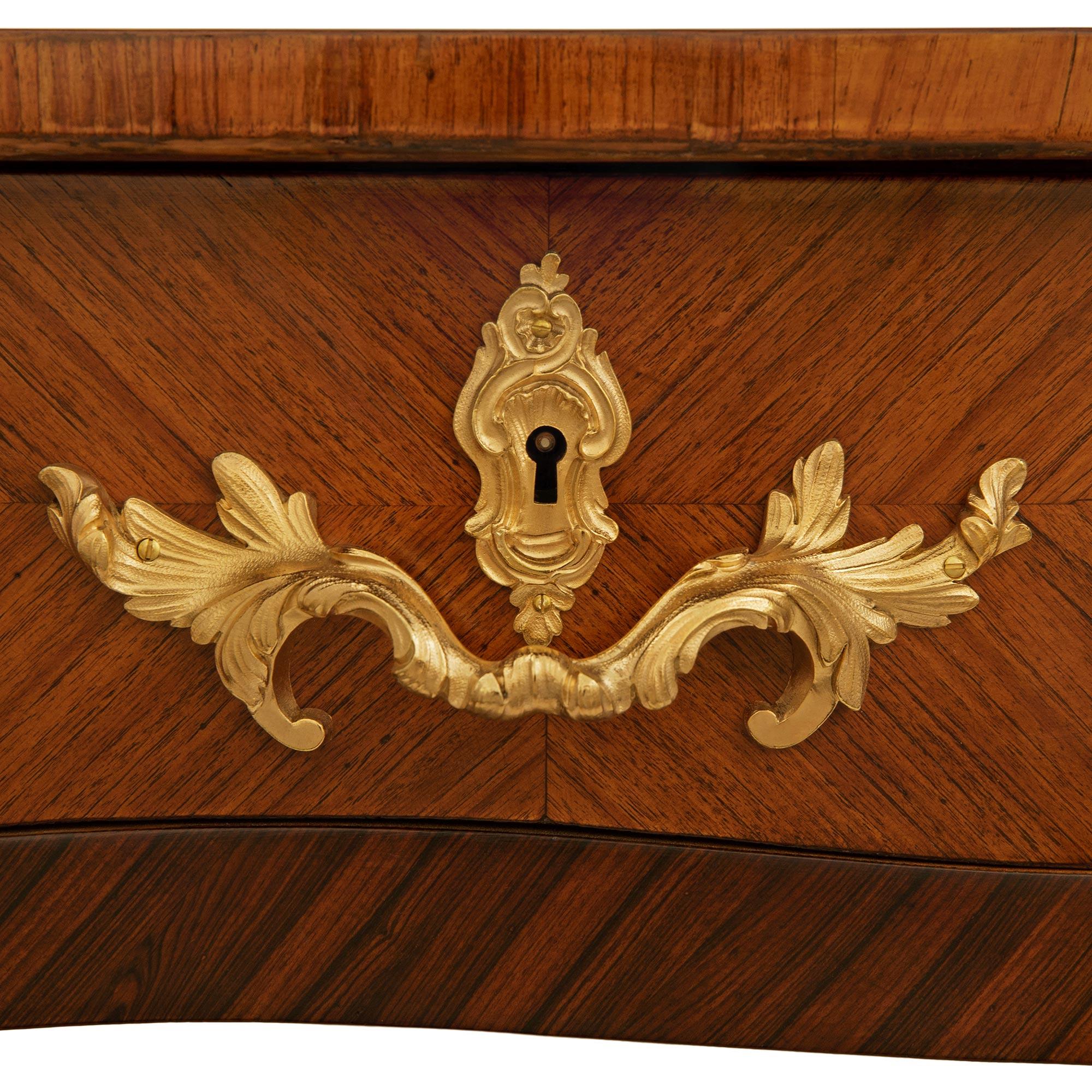 Scrivania francese del XIX secolo in legno di tulipano, legno di re e ormolu, stile Luigi XV in vendita 3