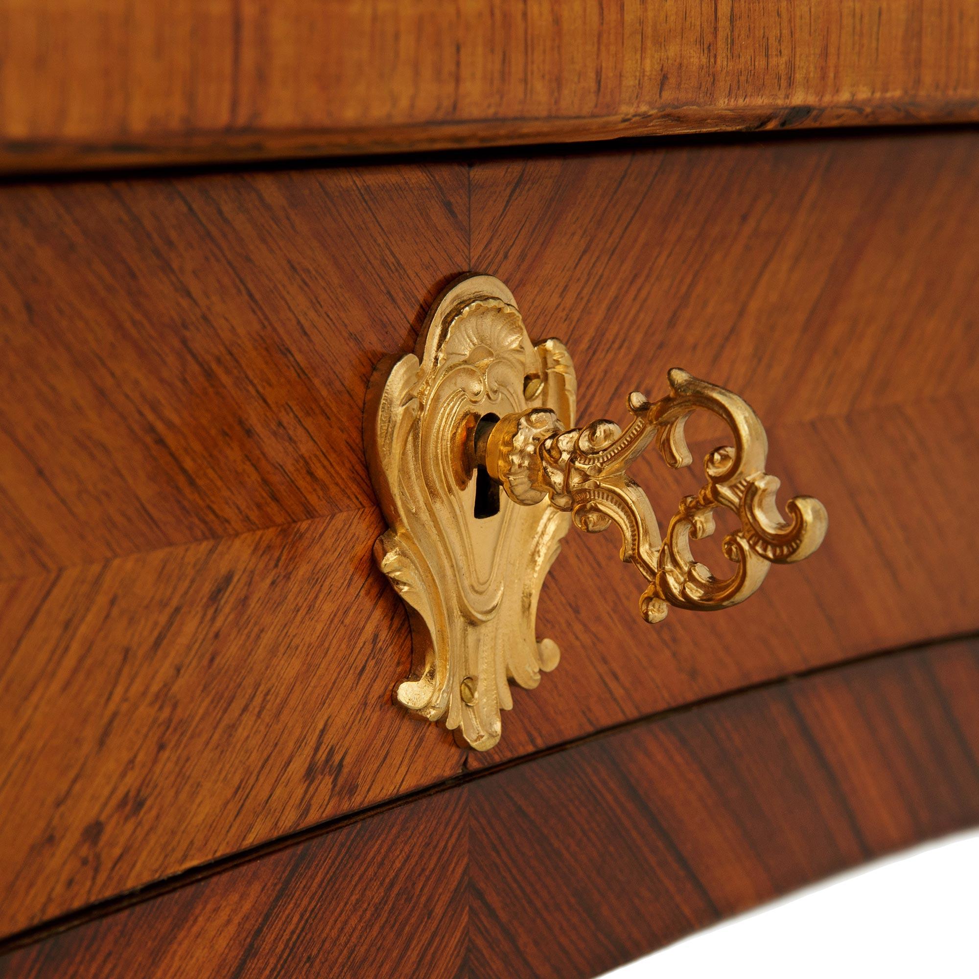 Scrivania francese del XIX secolo in legno di tulipano, legno di re e ormolu, stile Luigi XV in vendita 4