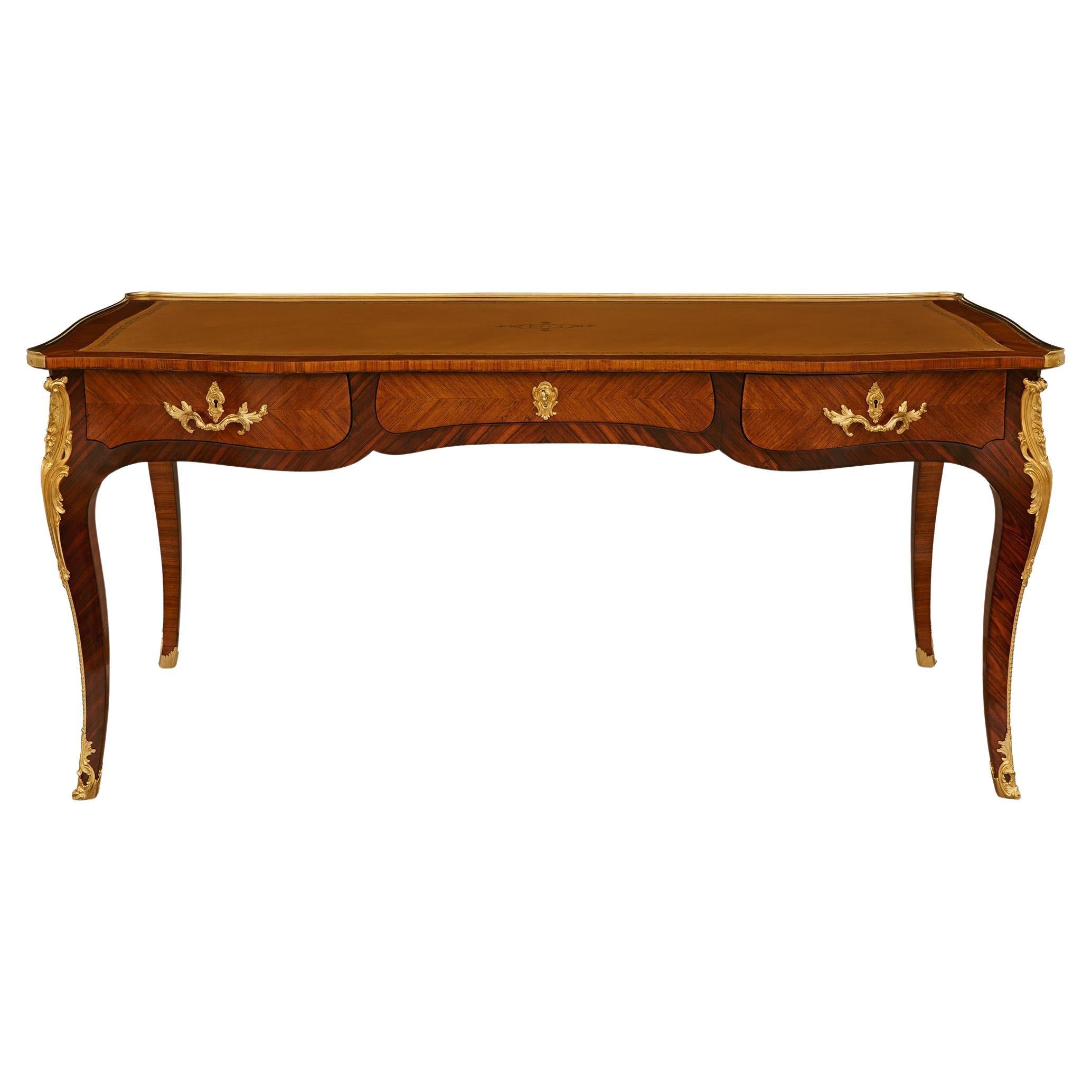 Scrivania francese del XIX secolo in legno di tulipano, legno di re e ormolu, stile Luigi XV