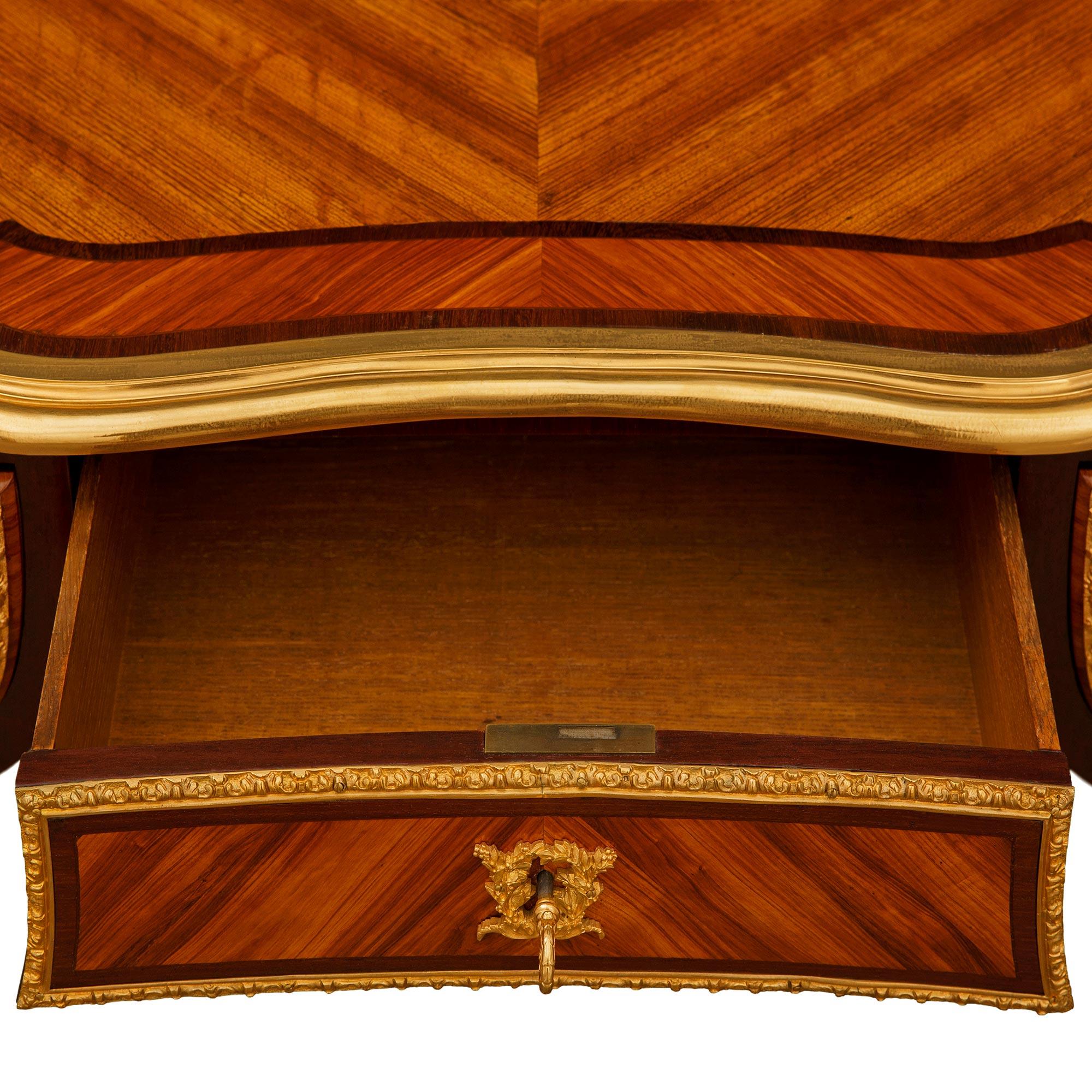 Scrivania francese del XIX secolo in legno di tulipano, Kingwood e Ormolu di stile Luigi XV in vendita 6