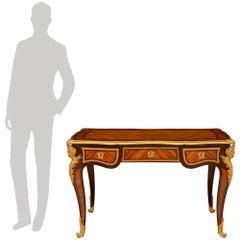 Escritorio francés del siglo XIX en madera de tulipán, kingwood y ormolu de estilo Luis XV