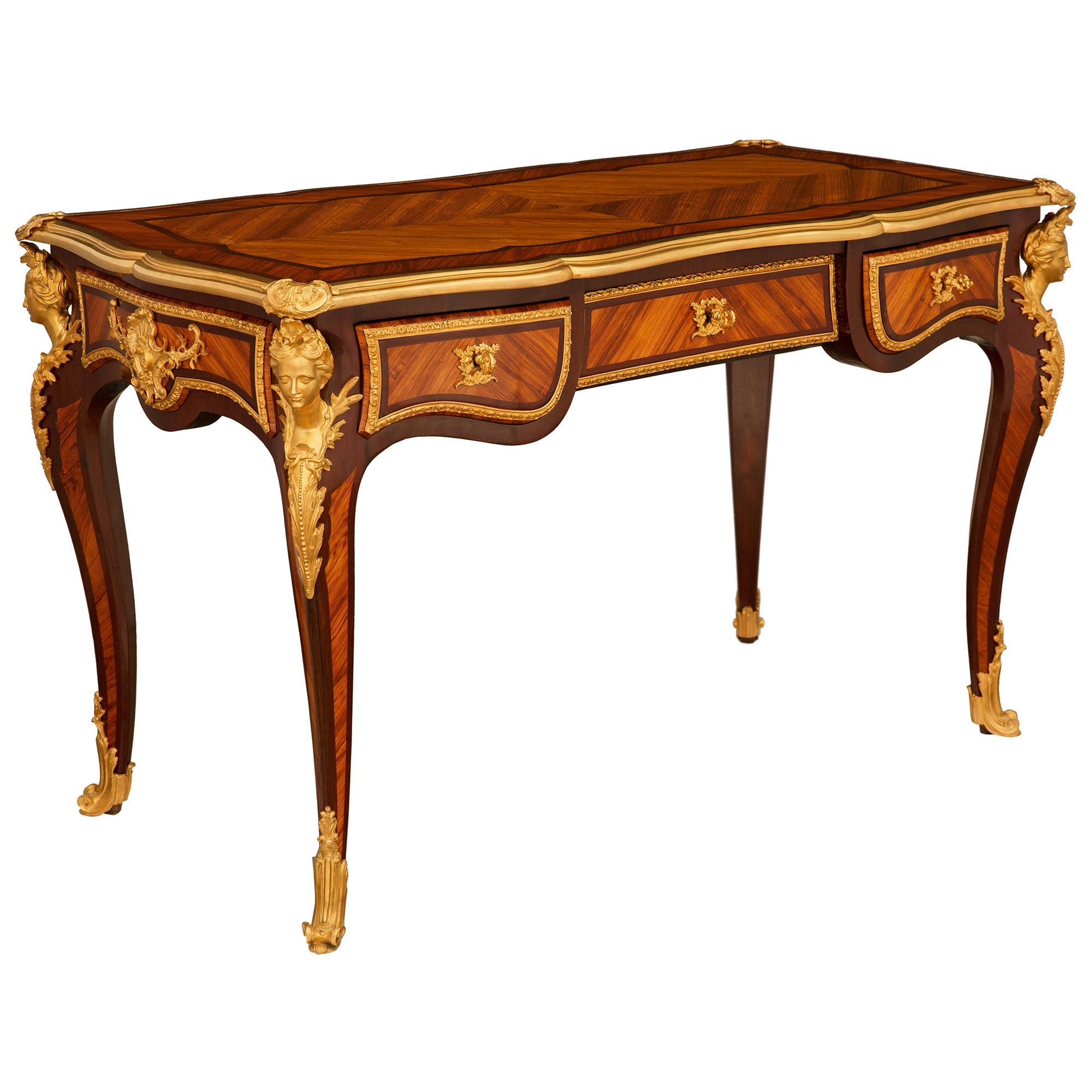 Francese Scrivania francese del XIX secolo in legno di tulipano, Kingwood e Ormolu di stile Luigi XV in vendita