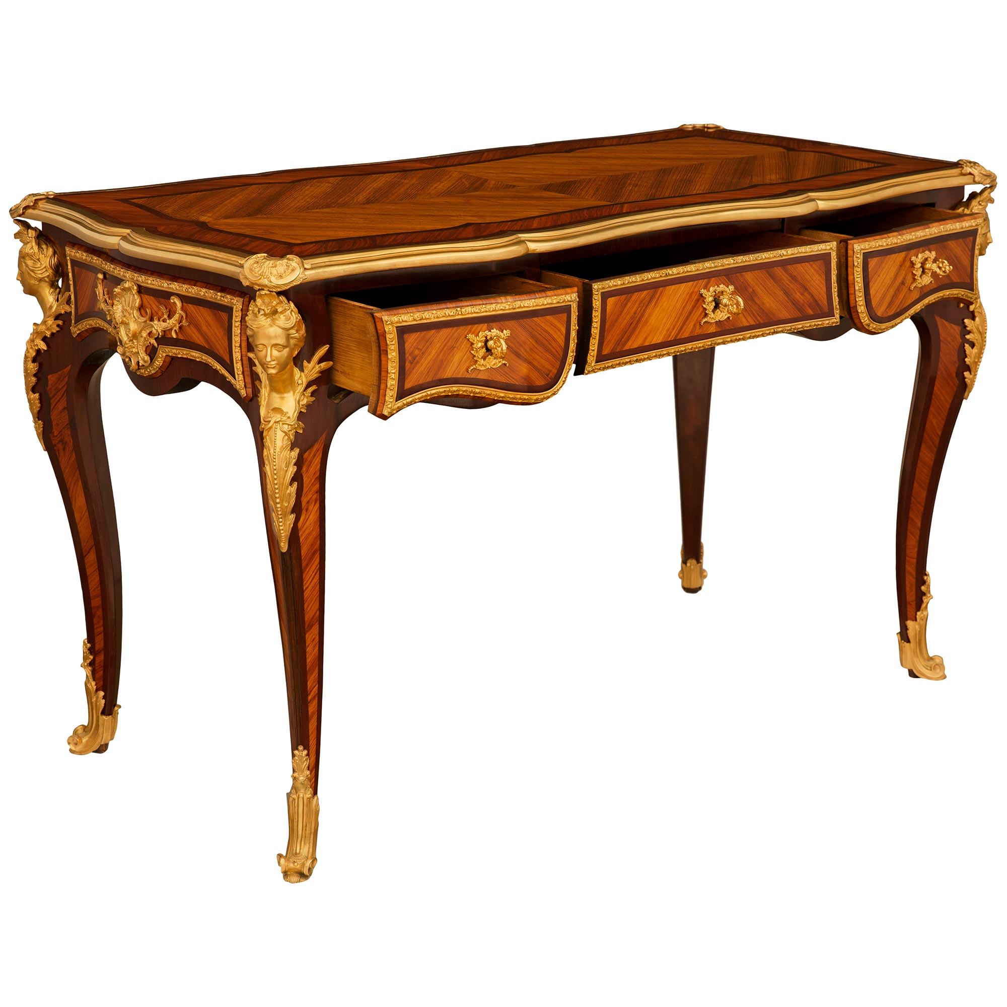 Scrivania francese del XIX secolo in legno di tulipano, Kingwood e Ormolu di stile Luigi XV In condizioni buone in vendita a West Palm Beach, FL