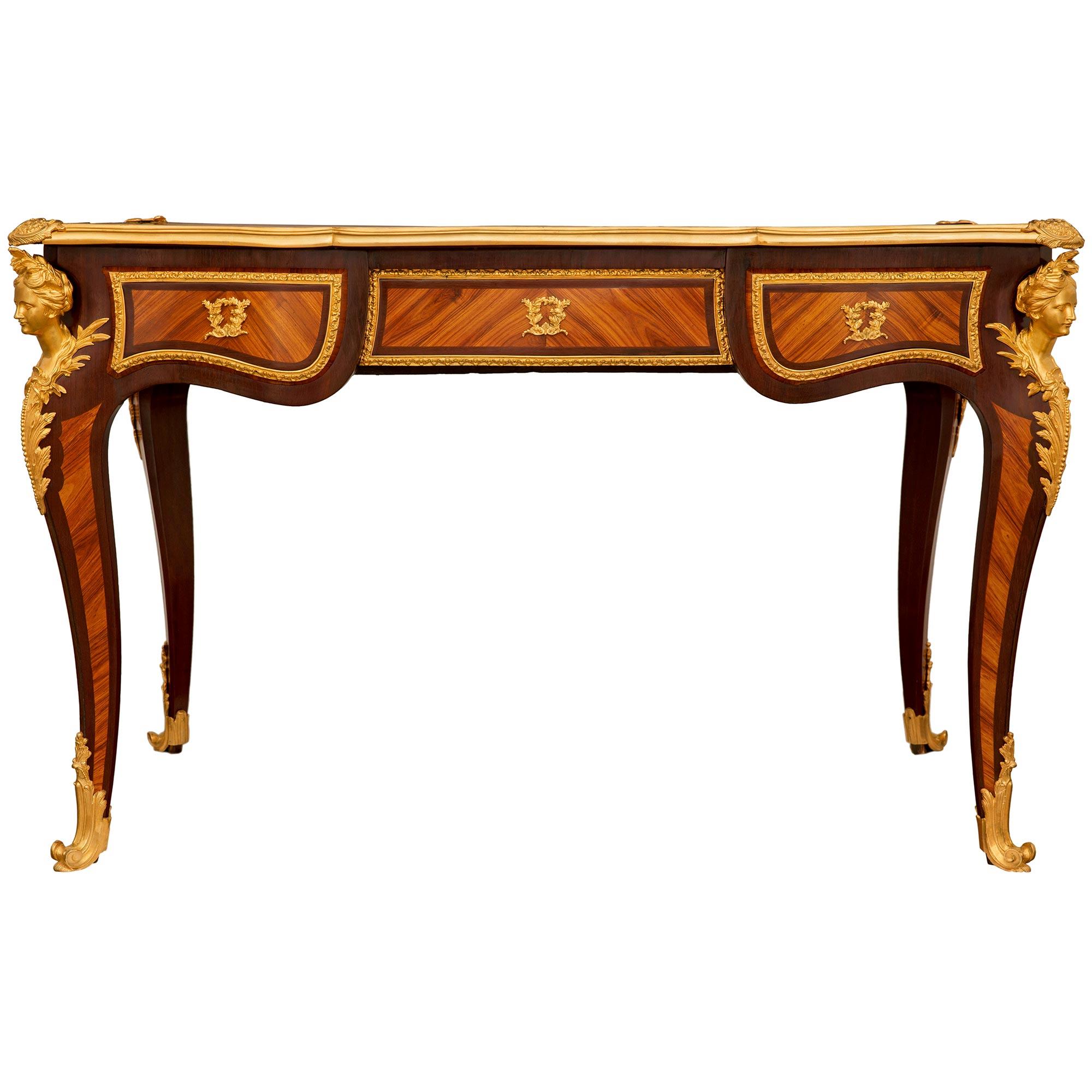 Scrivania francese del XIX secolo in legno di tulipano, Kingwood e Ormolu di stile Luigi XV in vendita 1