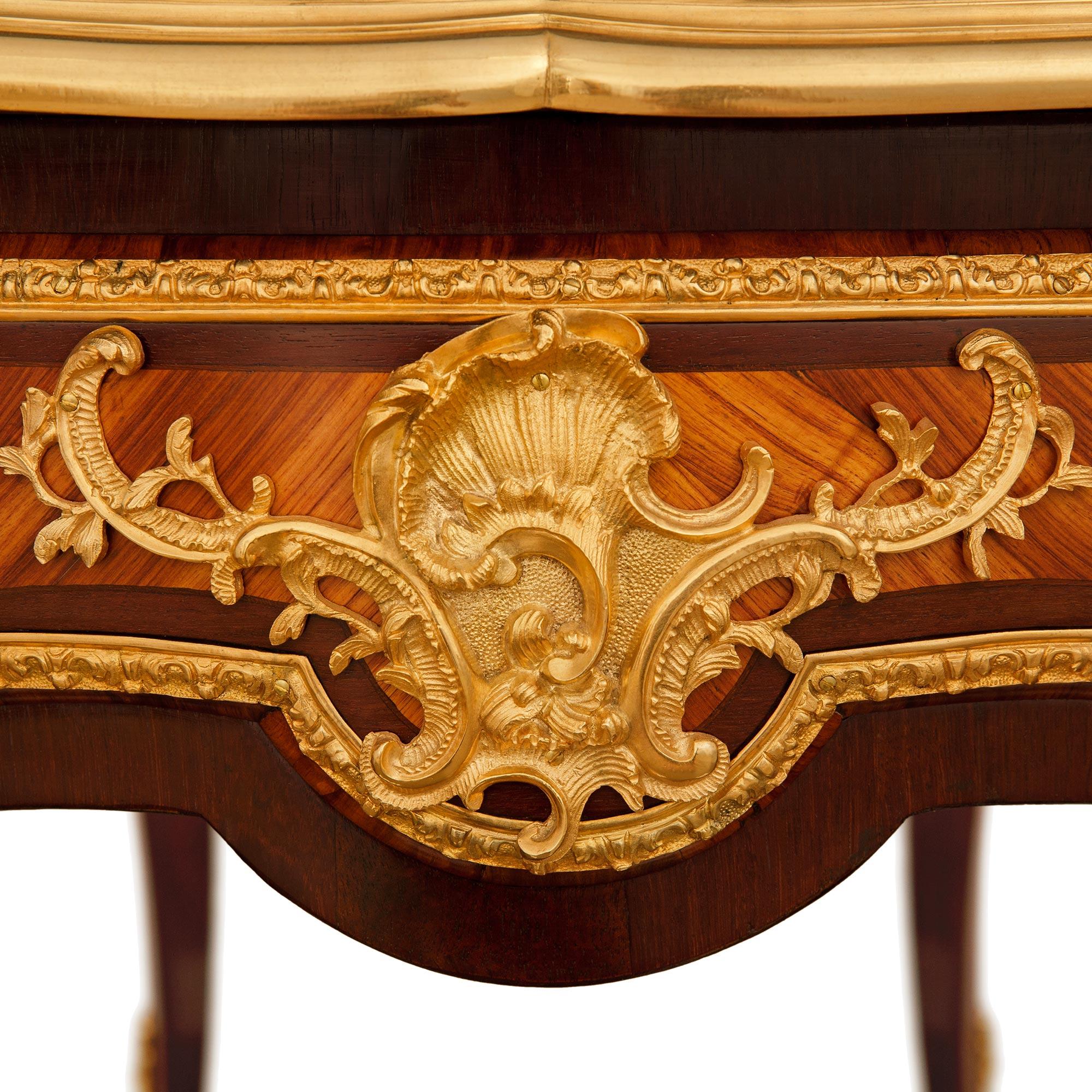 Scrivania francese del XIX secolo in legno di tulipano, Kingwood e Ormolu di stile Luigi XV in vendita 2