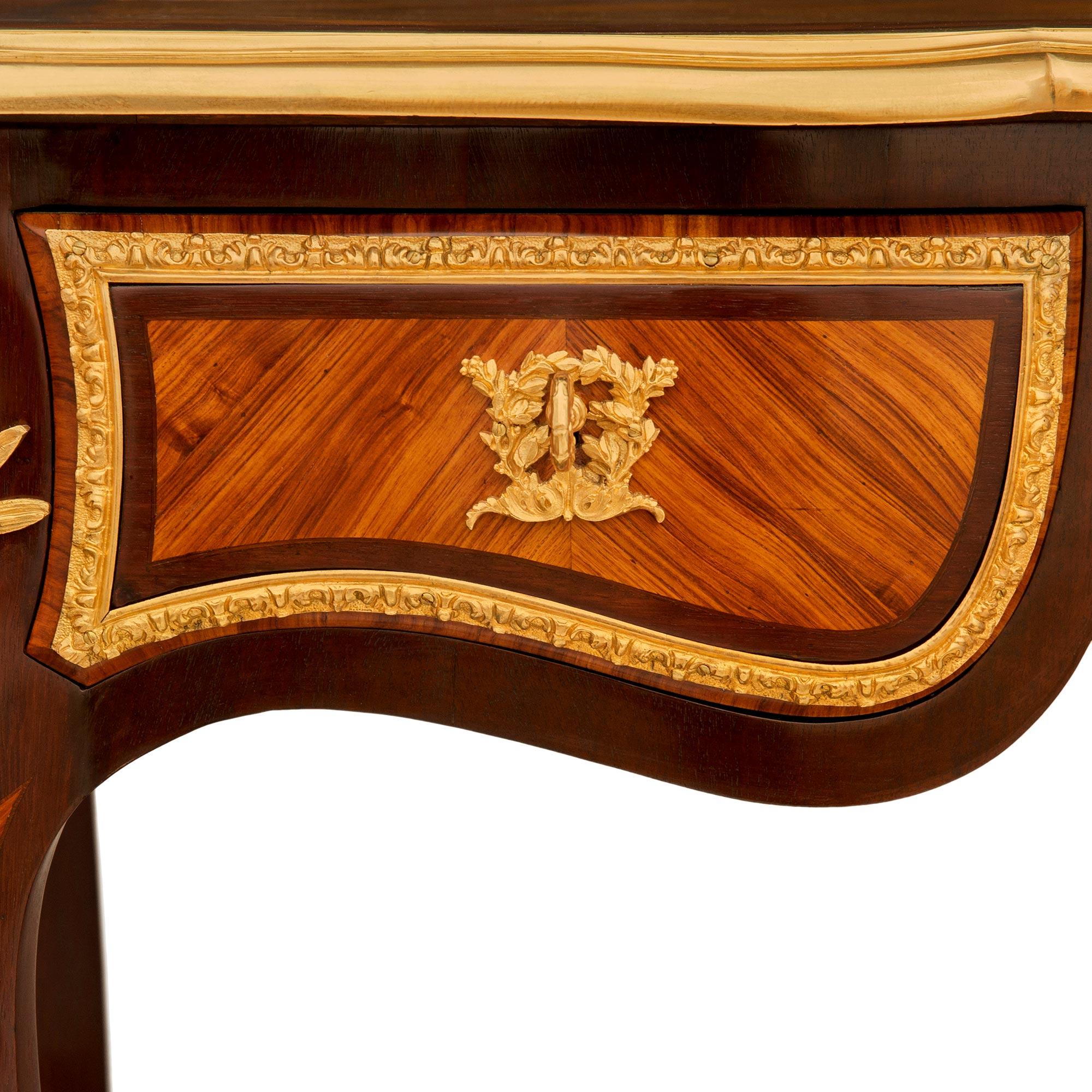 Scrivania francese del XIX secolo in legno di tulipano, Kingwood e Ormolu di stile Luigi XV in vendita 4