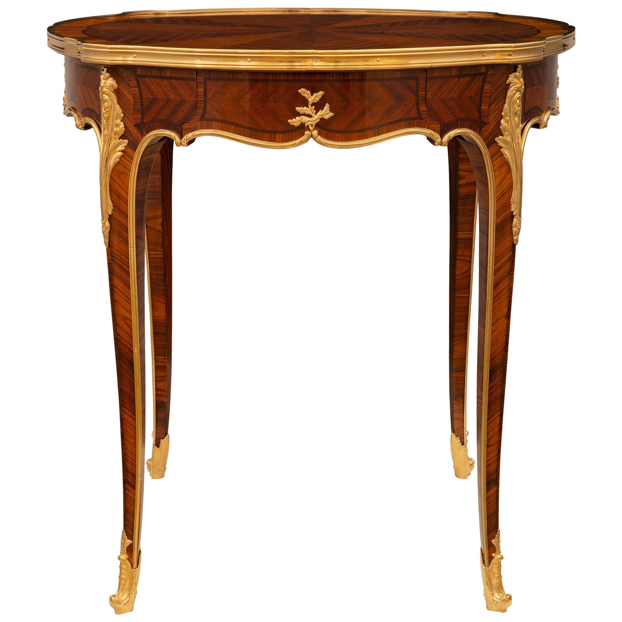 Table d'appoint en bois de tulipier, bois de roi et bronze doré de style Louis XV du XIXe siècle en vente 5