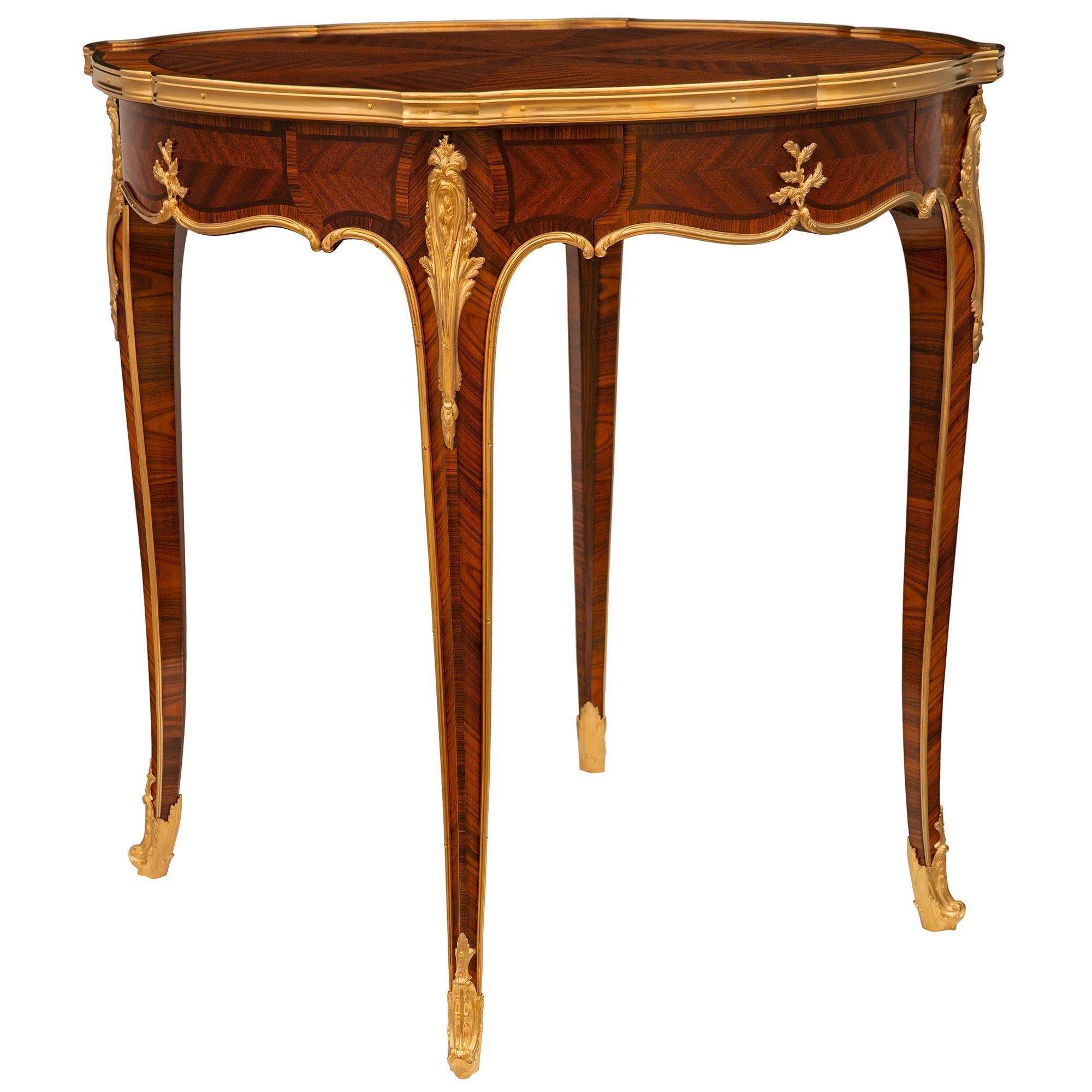 Français Table d'appoint en bois de tulipier, bois de roi et bronze doré de style Louis XV du XIXe siècle en vente