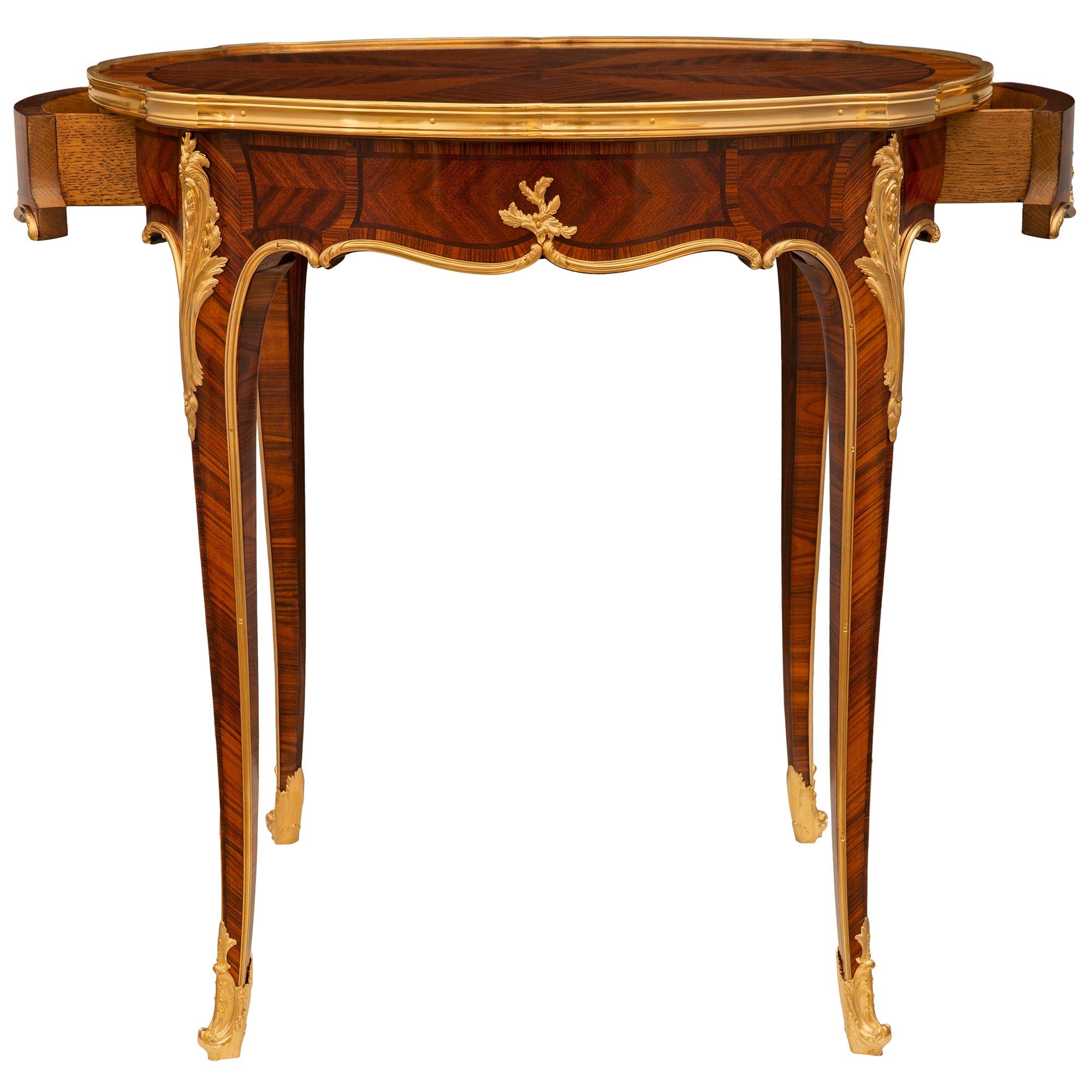 Table d'appoint en bois de tulipier, bois de roi et bronze doré de style Louis XV du XIXe siècle Bon état - En vente à West Palm Beach, FL