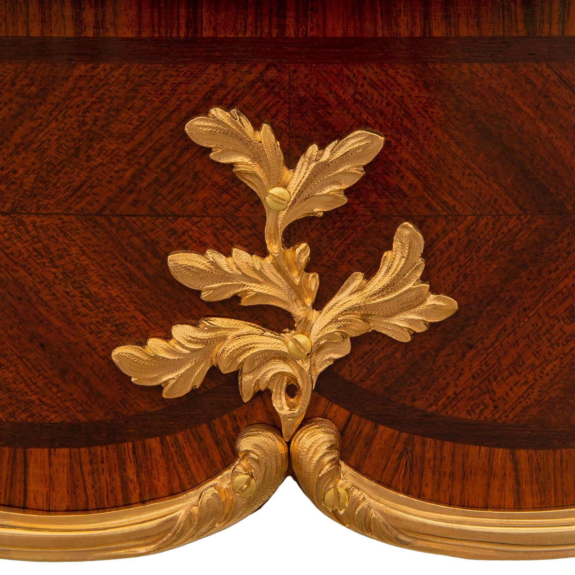 Bronze doré Table d'appoint en bois de tulipier, bois de roi et bronze doré de style Louis XV du XIXe siècle en vente