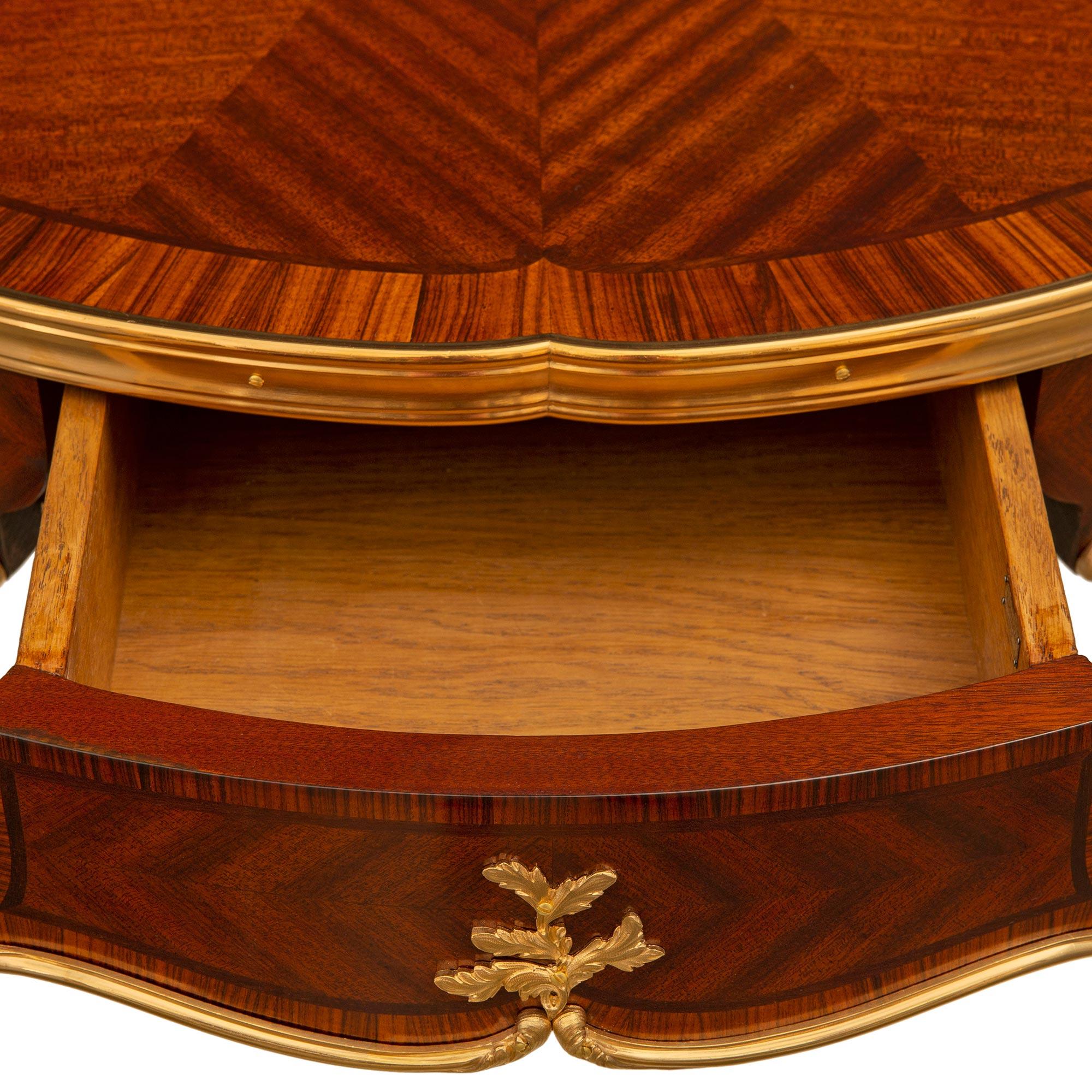 Table d'appoint en bois de tulipier, bois de roi et bronze doré de style Louis XV du XIXe siècle en vente 1