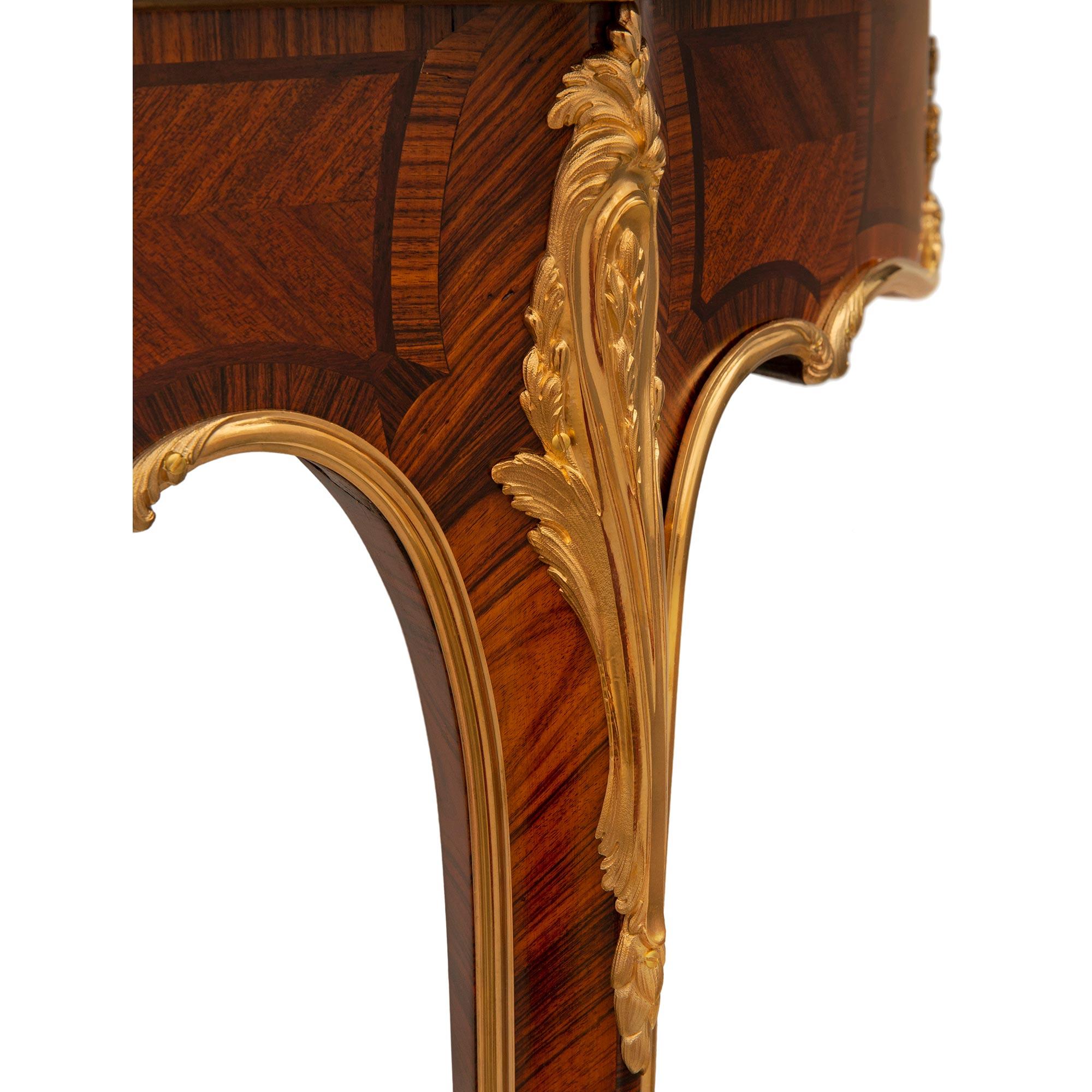 Table d'appoint en bois de tulipier, bois de roi et bronze doré de style Louis XV du XIXe siècle en vente 2