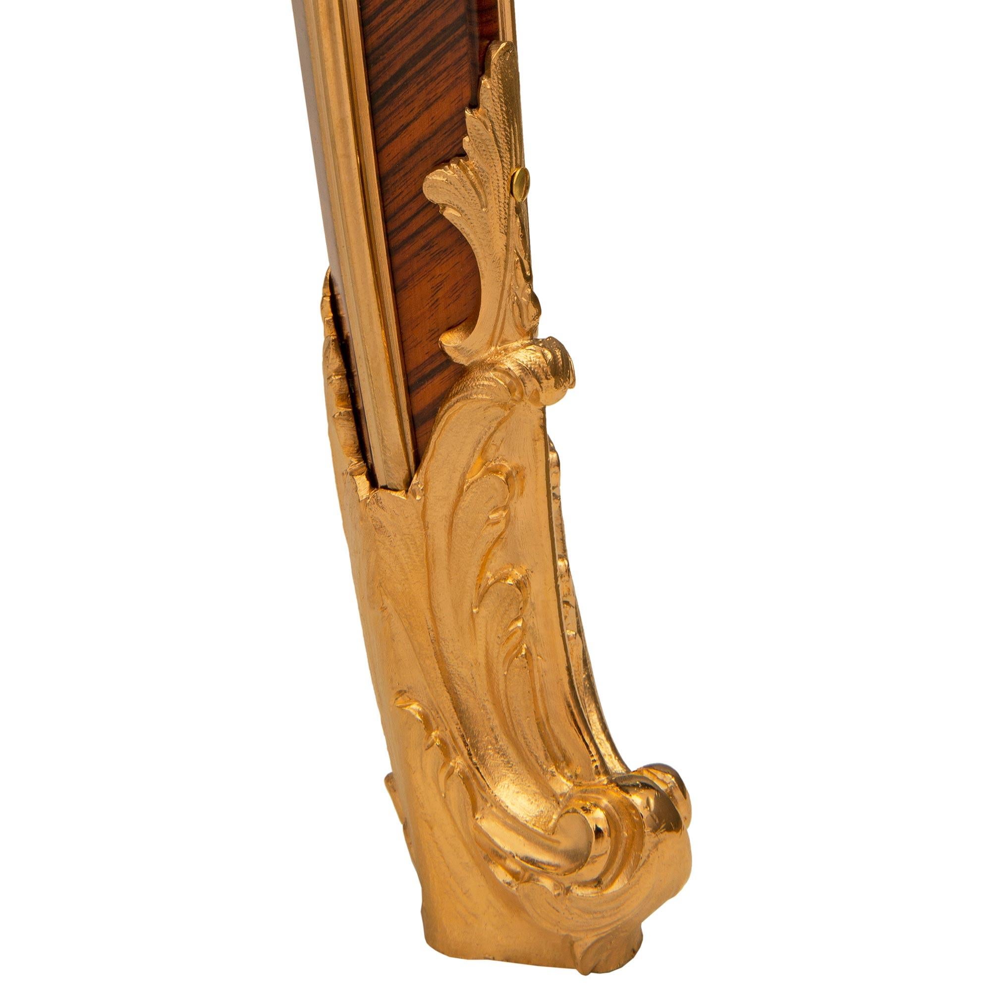 Table d'appoint en bois de tulipier, bois de roi et bronze doré de style Louis XV du XIXe siècle en vente 3