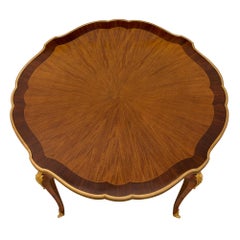 Table française du 19ème siècle de style Louis XV en bois de tulipe, bois de violette et bronze doré
