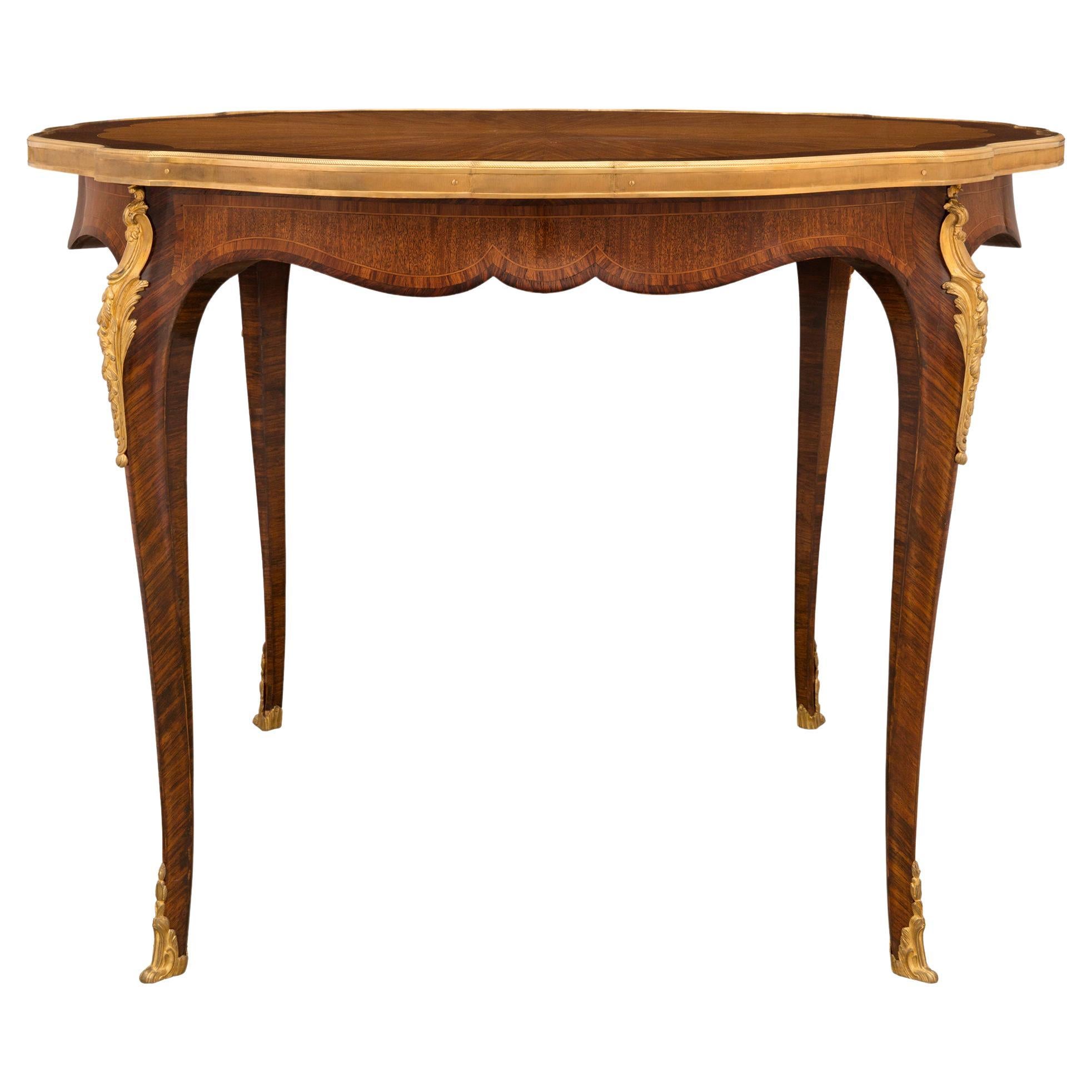 Table française du 19ème siècle de style Louis XV en bois de tulipe, bois de violette et bronze doré