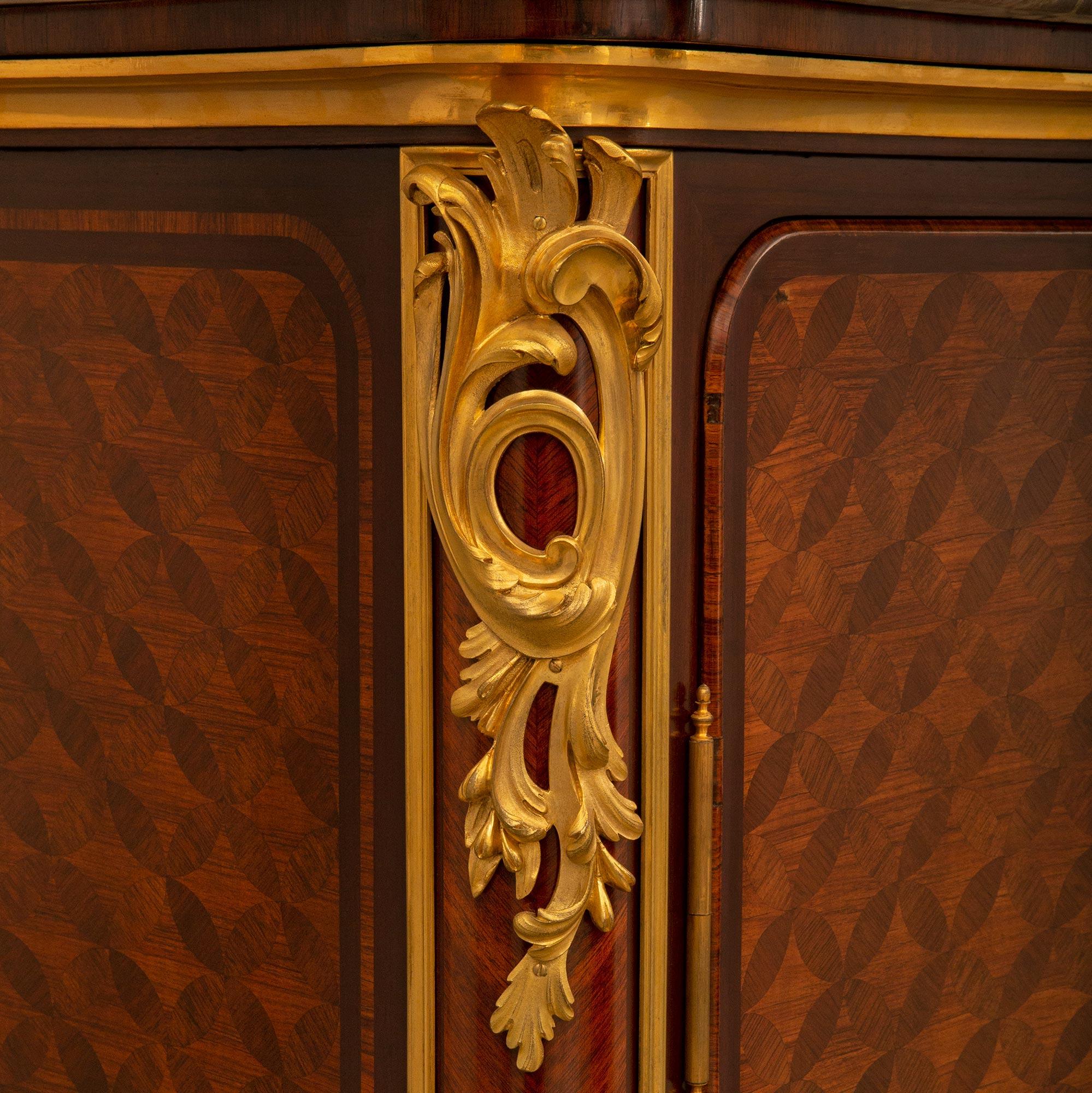 Bronze doré Vitrine en bois de tulipier, bois de roi, bronze doré et marbre de style Louis XV du XIXe siècle en vente