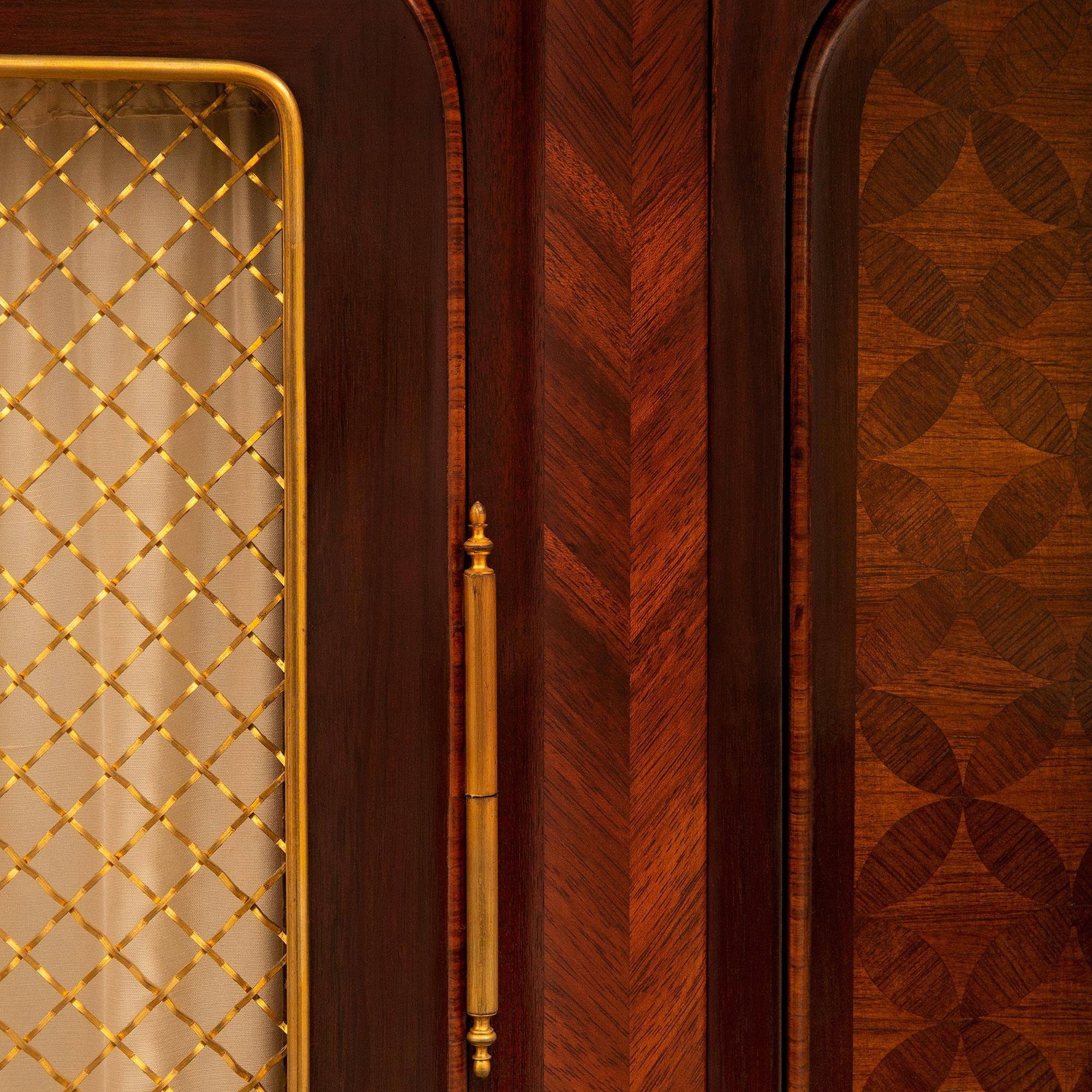 Vitrine en bois de tulipier, bois de roi, bronze doré et marbre de style Louis XV du XIXe siècle en vente 1